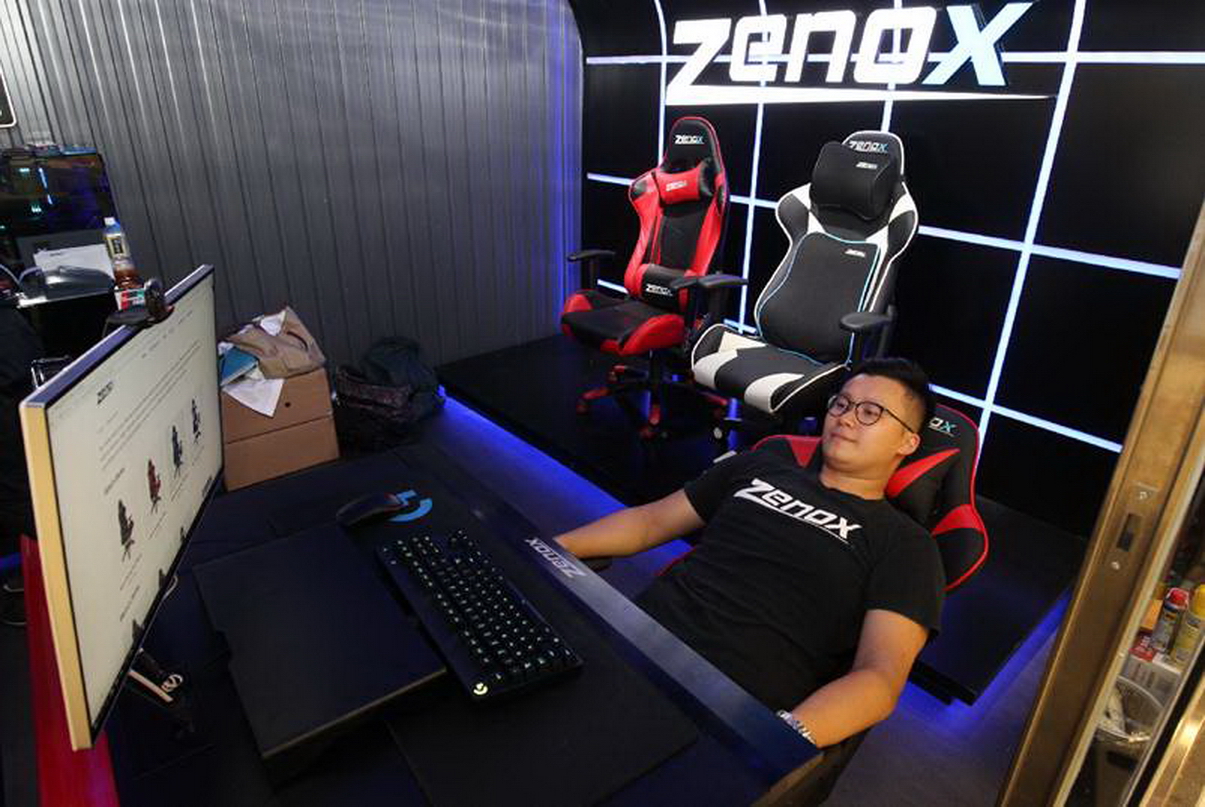 Zenox電競椅全具後仰功能，用家可將椅背調至170度小睡。　（何澤攝）