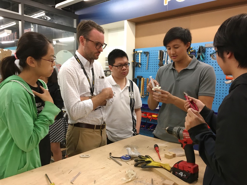 隊伍利用香港科學園內「機械人創作坊」的器械及工具製作產品原型。