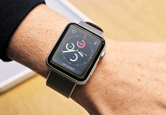 蘋果據報於Apple Watch內置LTE晶片，讓用家直接以手錶上網。（路透資料圖片）