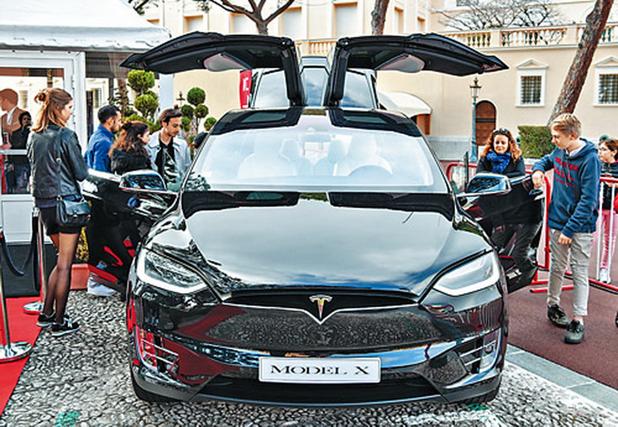 《財政預算案》取消電動私家車首次登記稅全數寬免，消息一出，大批駕駛者趕在3月底前購買Tesla Model S及Model X。