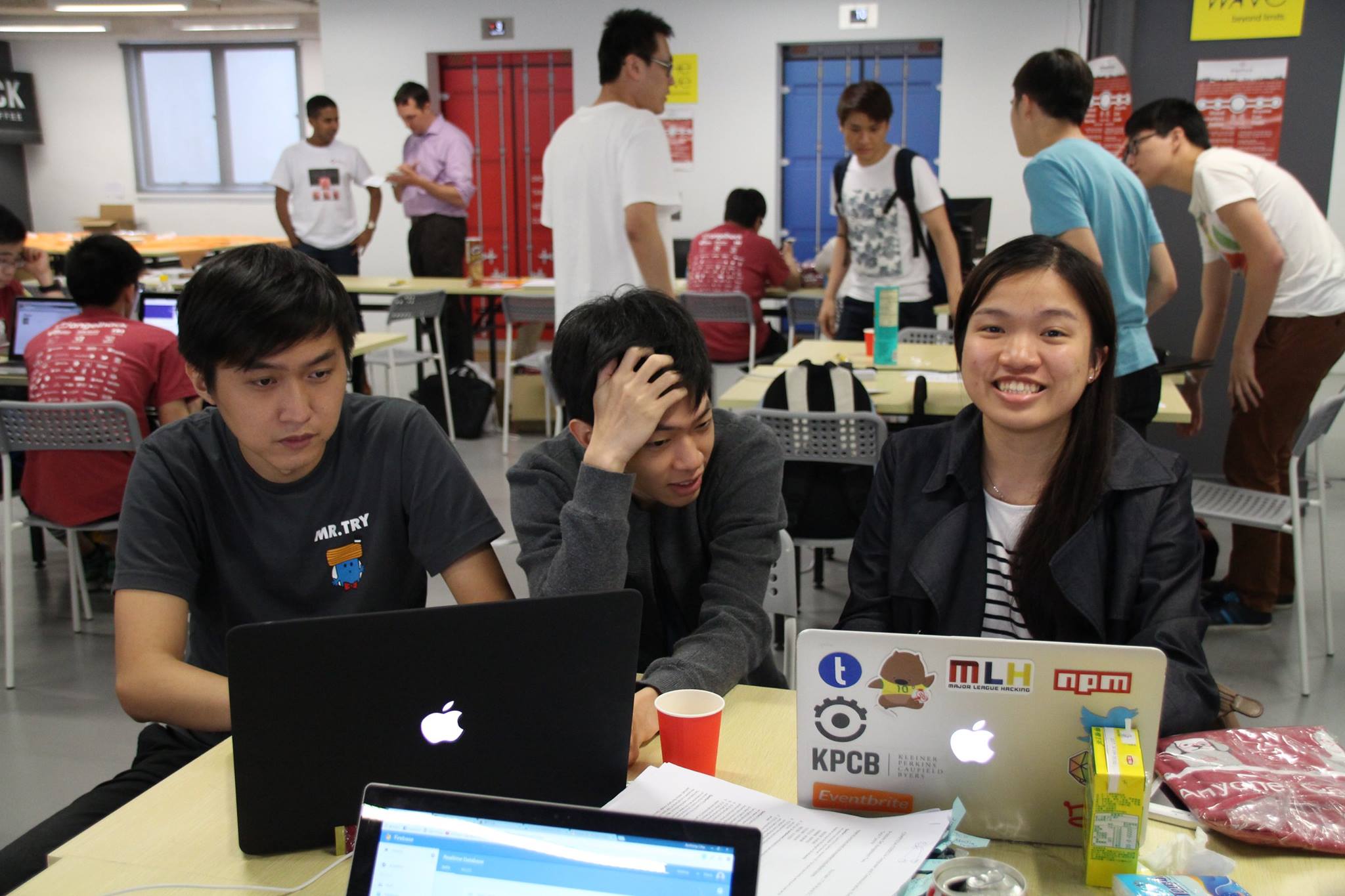 陳樂兒（左圖右起）、黎嘉威及趙境元，均是應屆港大畢業生，同樣放棄聘書搞Startup。（相片由受訪者提供）