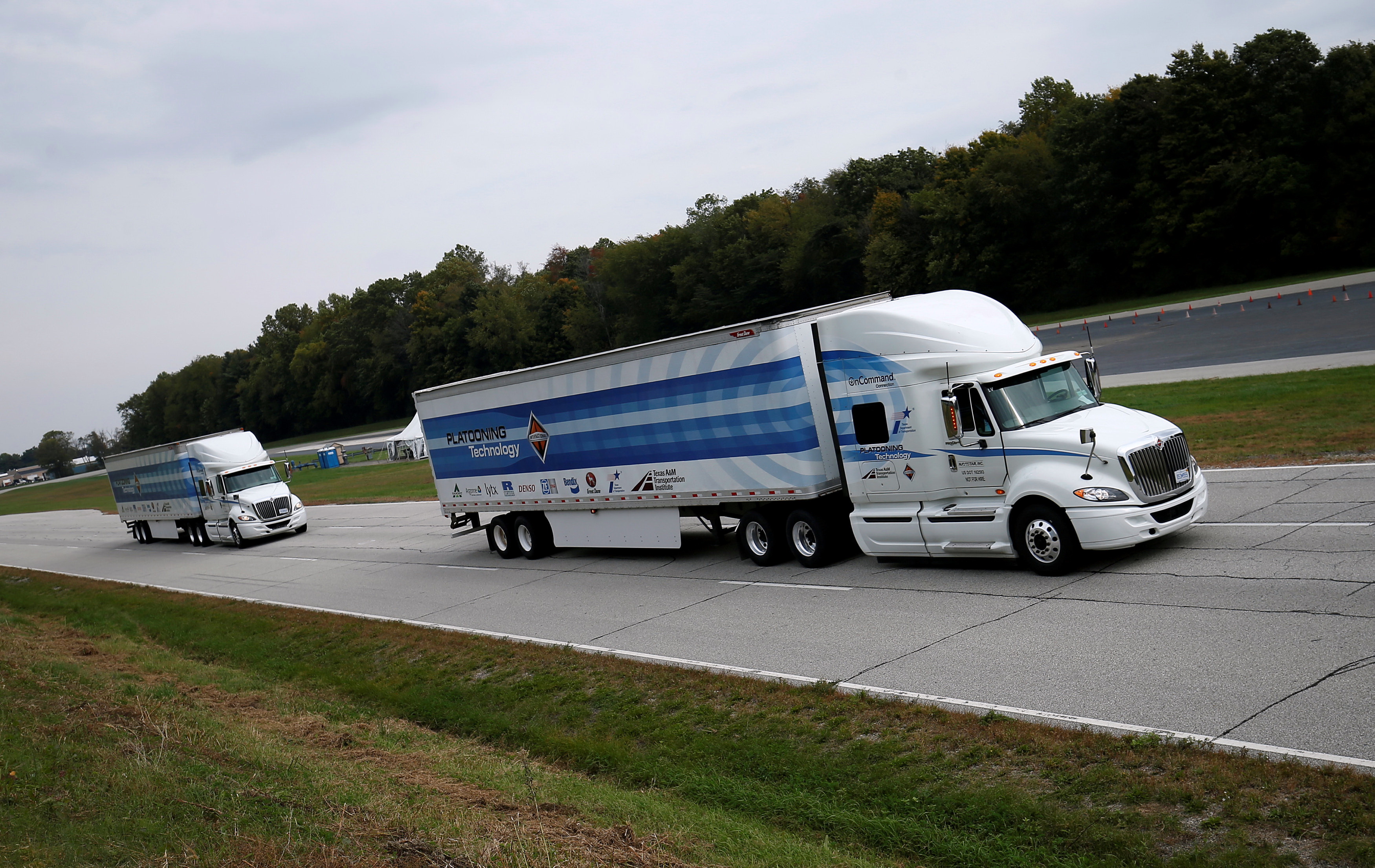 美國在去年10月，已在路面試行自駕貨車，讓尾車跟蹤首車行駛。（路透社資料圖片）  