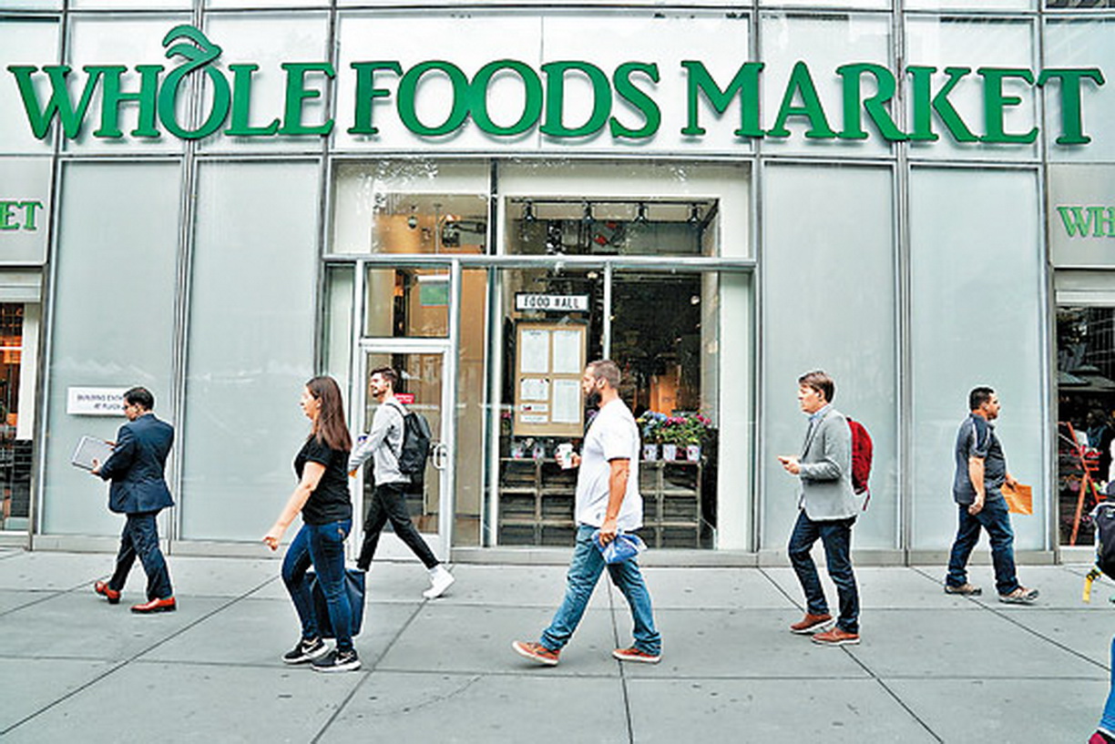 Whole Foods Market原本走高檔路線，Amazon收購後即大幅下調食品價格，比其他超市如Walmart、Costco等更便宜，這種燒錢策略加上Amazon銀彈充足，對手恐怕難以招架。（路透資料圖片）
