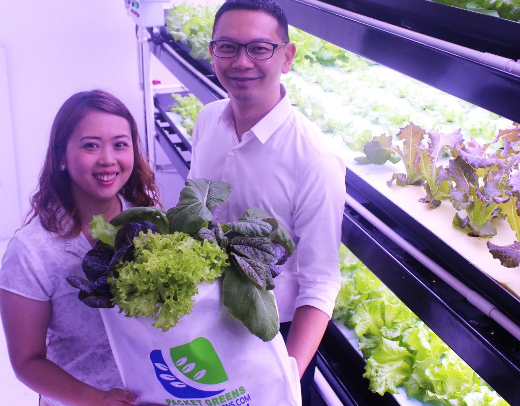 Packet Greens自建網購平台，直接把蔬菜賣給消費者；圖為該初創銷售及市場營銷主管Praise Phuan（左一）及Trirec聯合創辦人Melvyn Yeo。