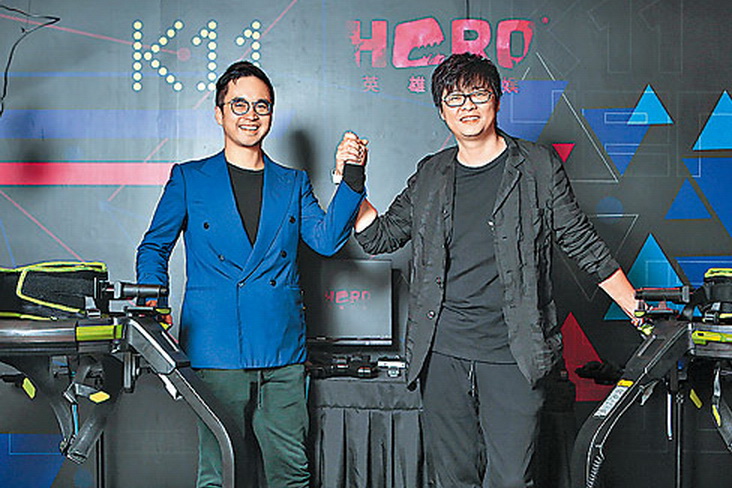 K11創始人鄭志剛（左）盼透過與英雄互娛合作，推動電競發展；旁為英雄互娛董事長應書嶺。