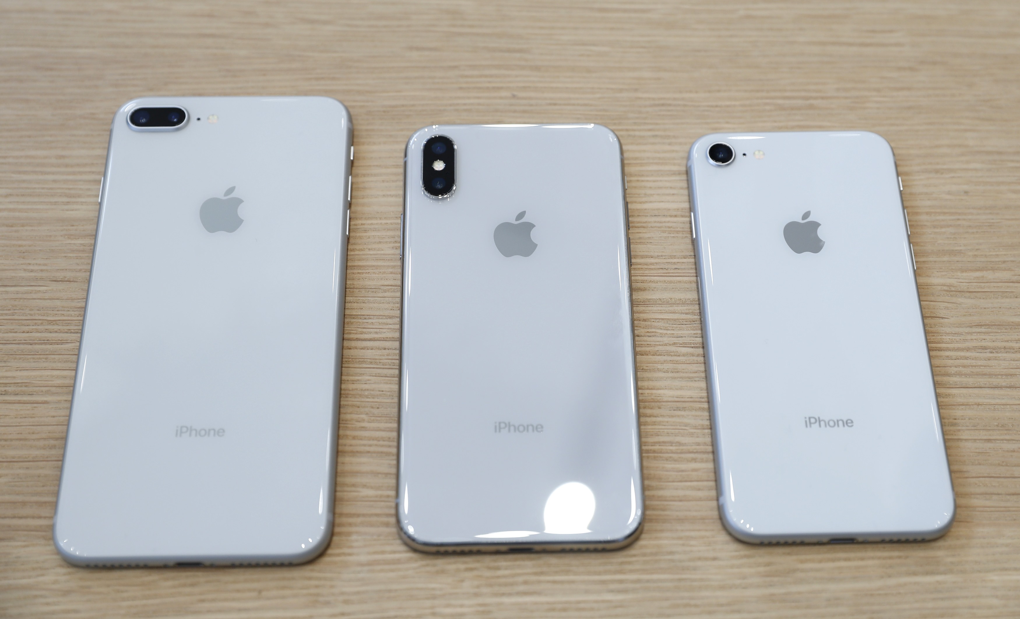 （左起） iPhone 8 Plus、iPhone X 及iPhone 8 。（路透圖片）