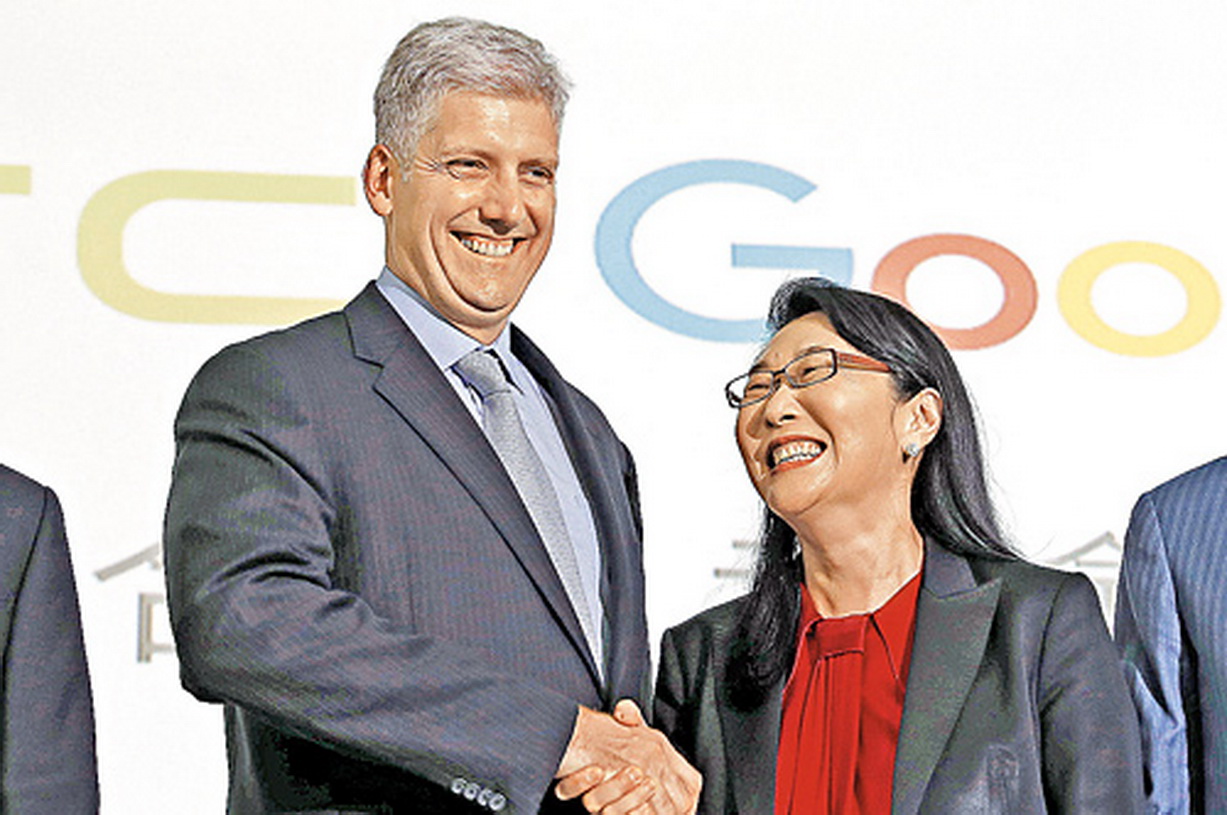 Google硬件負責人奧斯特洛（左）稱，有關交易是該公司為長遠發展所作的投資，右為HTC董事長王雪紅。（路透圖片）