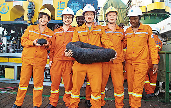 作人員展示海馬號在西太平洋採獲的六十二公斤「鈷元寶」。（網上圖片）