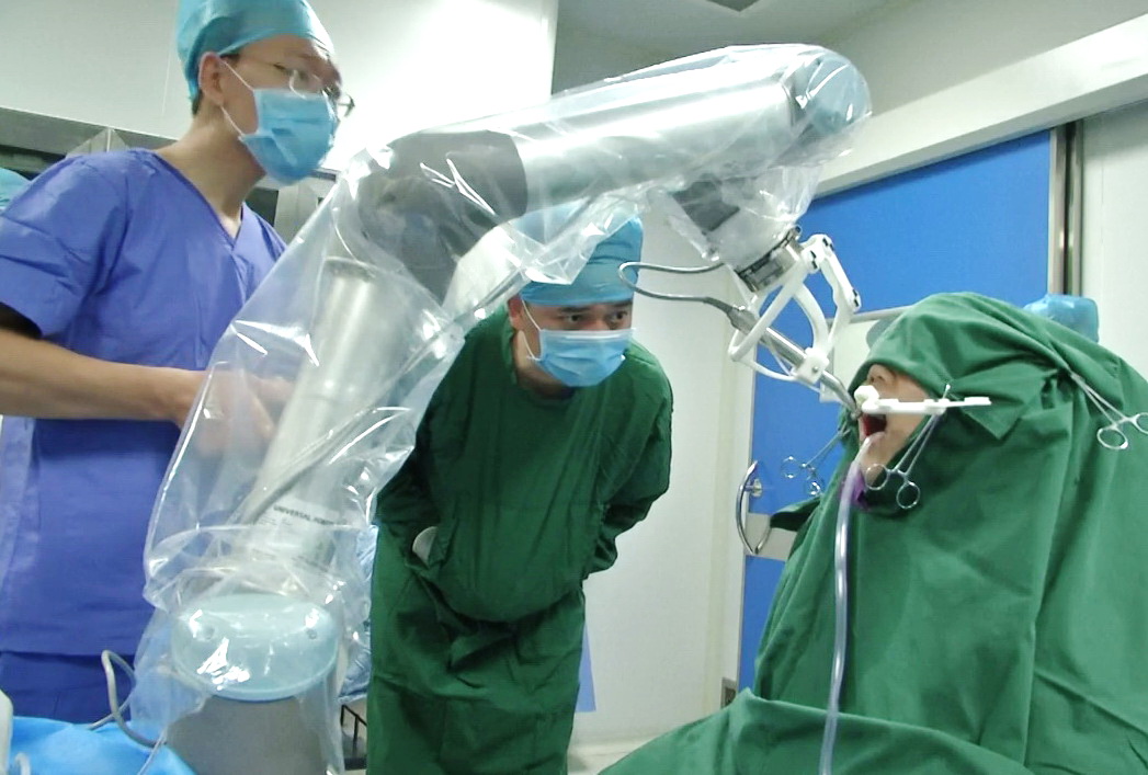 植牙手術以機械臂自動操作，有多位醫護人員從旁監察，以策安全。
