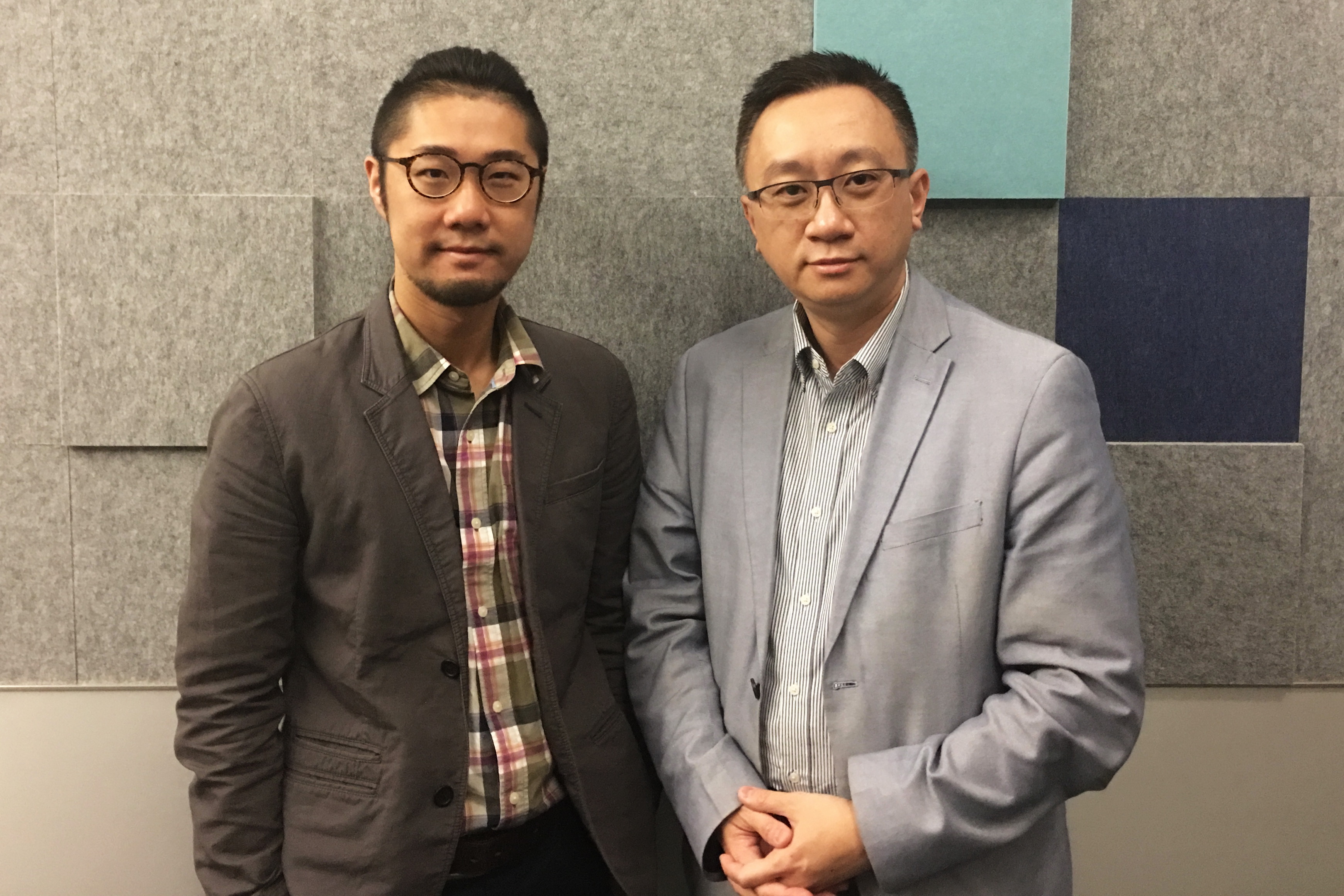 尹思哲（左）及方保僑一齊探討 iPhone X 的技術特點。