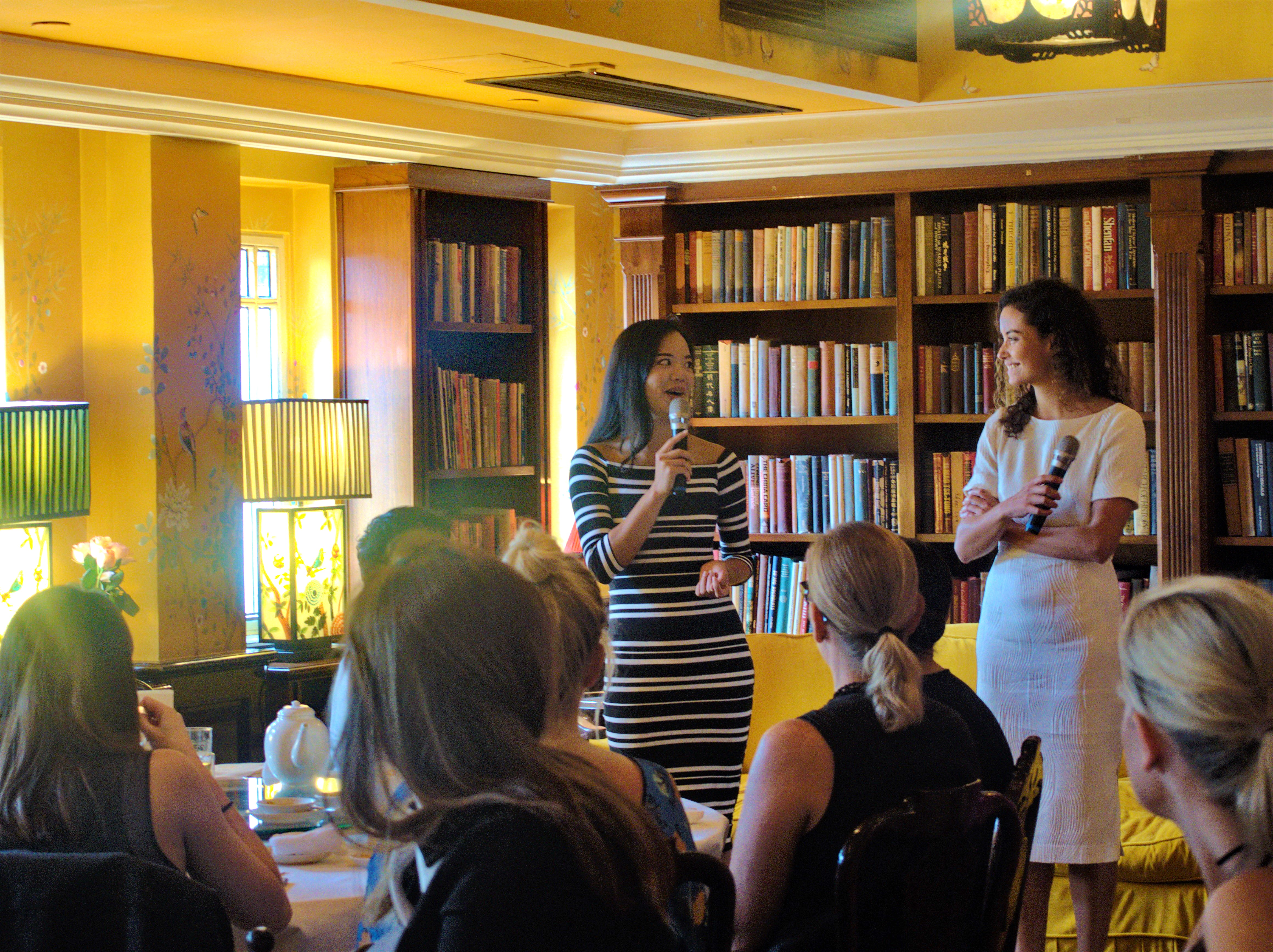 身穿間條裙的Anna，有時會舉辦講座，邀請傑出女創業家分享經驗；圖右為FEW共同創辦人Ines Gafsi。（相片由受訪者提供）