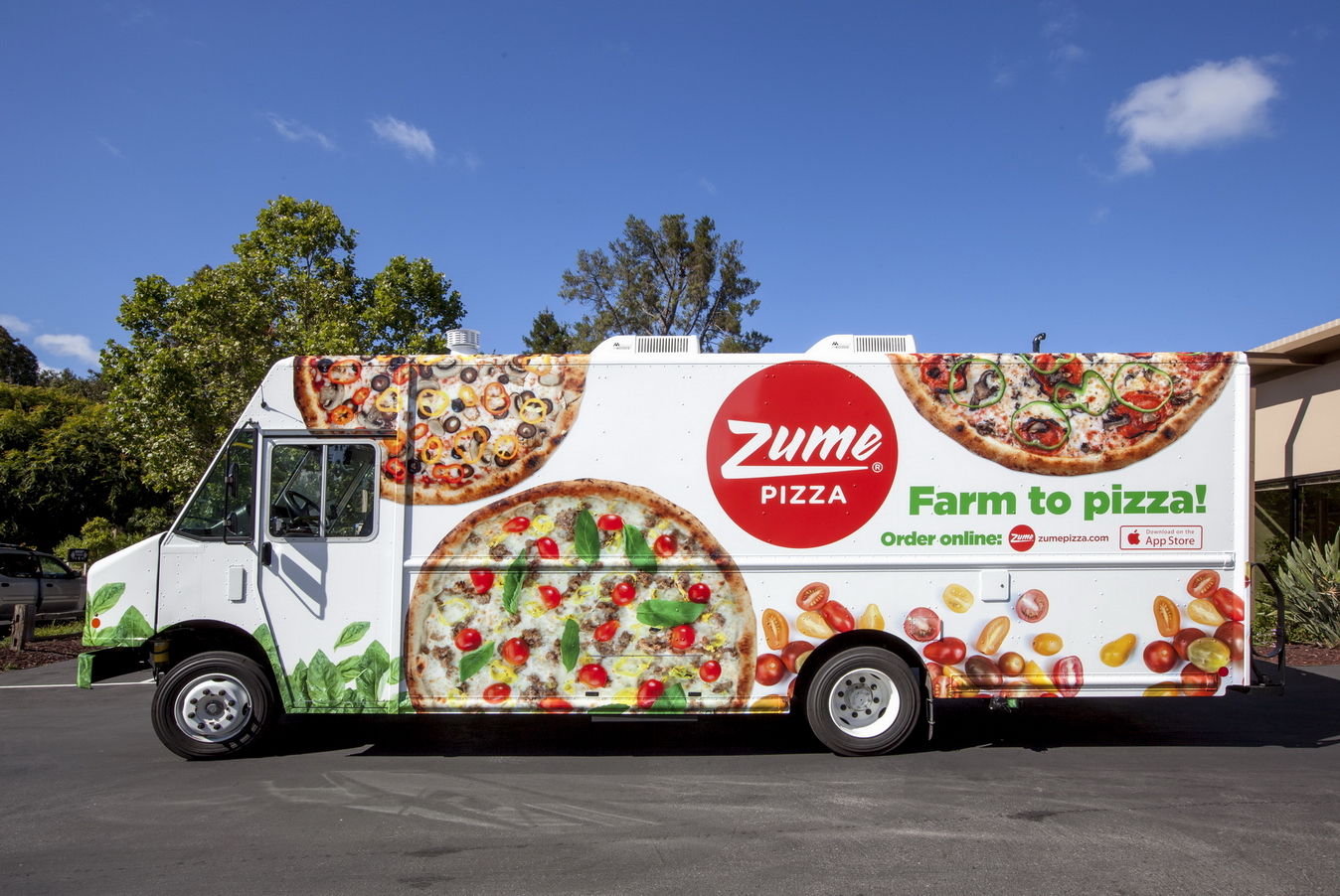 Zume Pizza 現有6架美食車，客人手機訂購薄餅後，約20分鐘即可收貨。