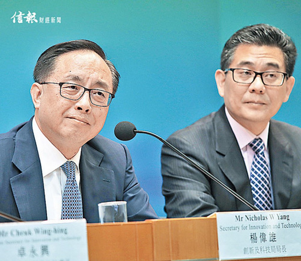 楊偉雄（左）形容，政府開局以來都是「work as a team」。（黃俊耀攝）