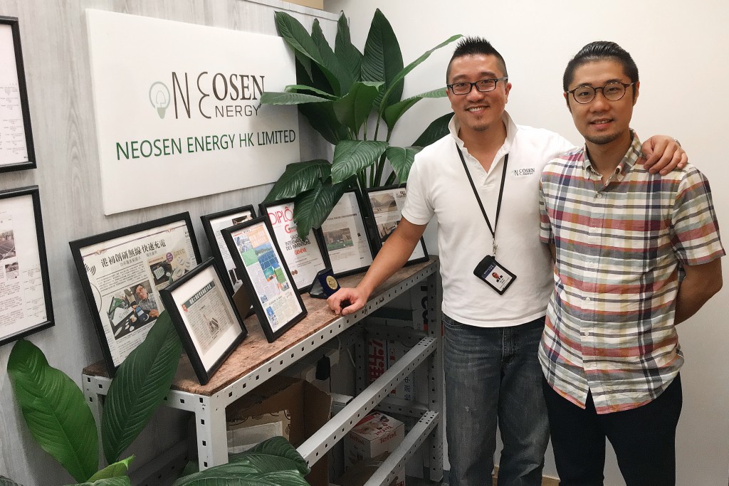 Neosen Energy聯合創辦人黃鎮濤（左）及尹思哲，一齊探討無線充電的發展商機。