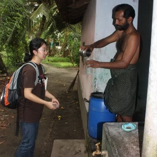 到非洲推廣飲用清潔食水的經歷，讓Christina（左）明白到軟硬兼施的道理。（被訪者提供相片）