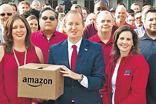 美國得州Frisco市由市長Jeff Cheney粉墨登場拍短片，還親手捧着Amazon紙箱。（網上圖片）