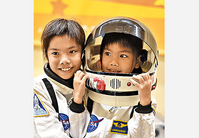 同學在親子觀星嘉年華上試穿太空衣，感受當太空人滋味。（受訪者相片）