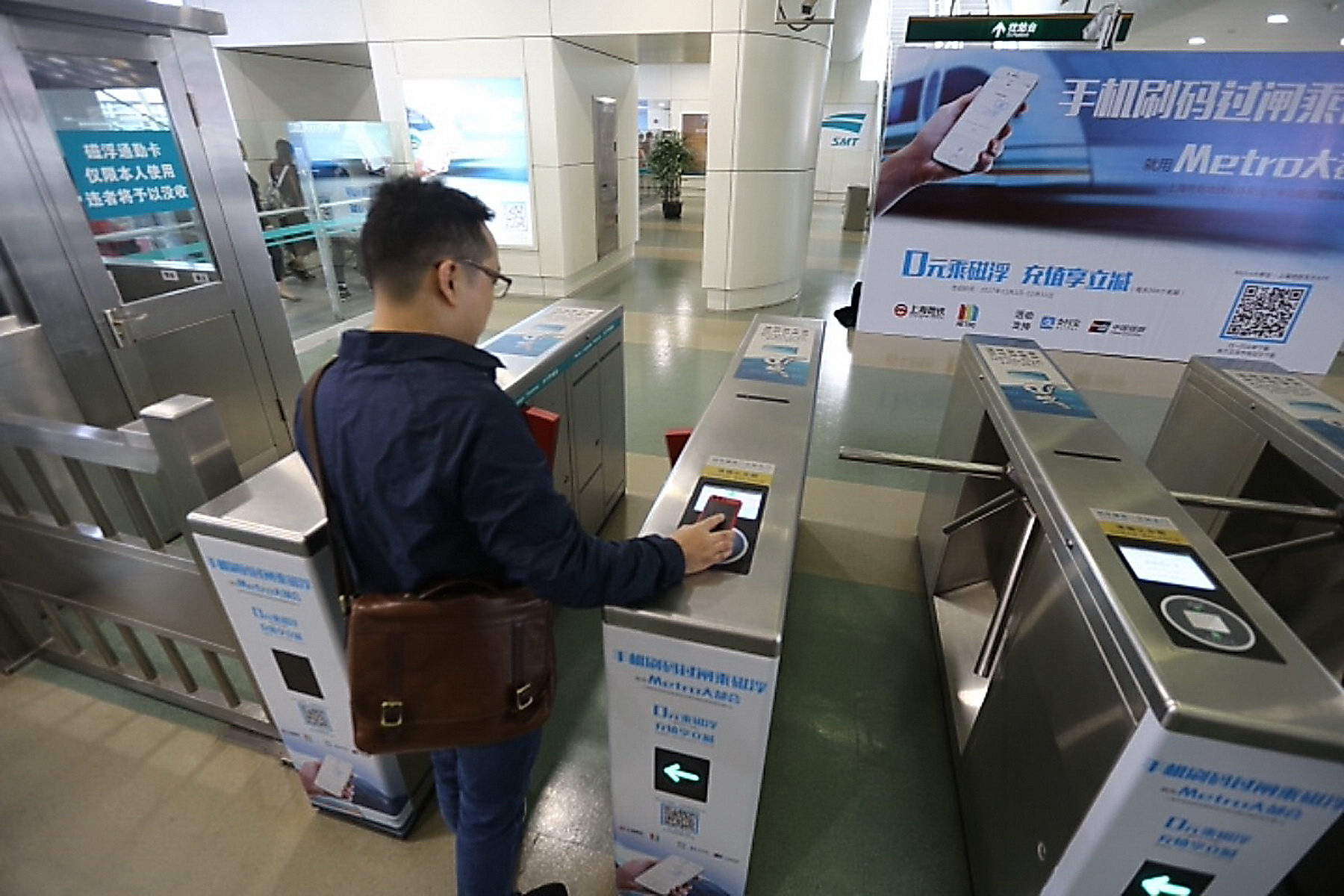 借助「Metro大都會」應用程式（App），乘客可使用手機直接掃描二維碼，快速通過地鐵閘門。（網上圖片）