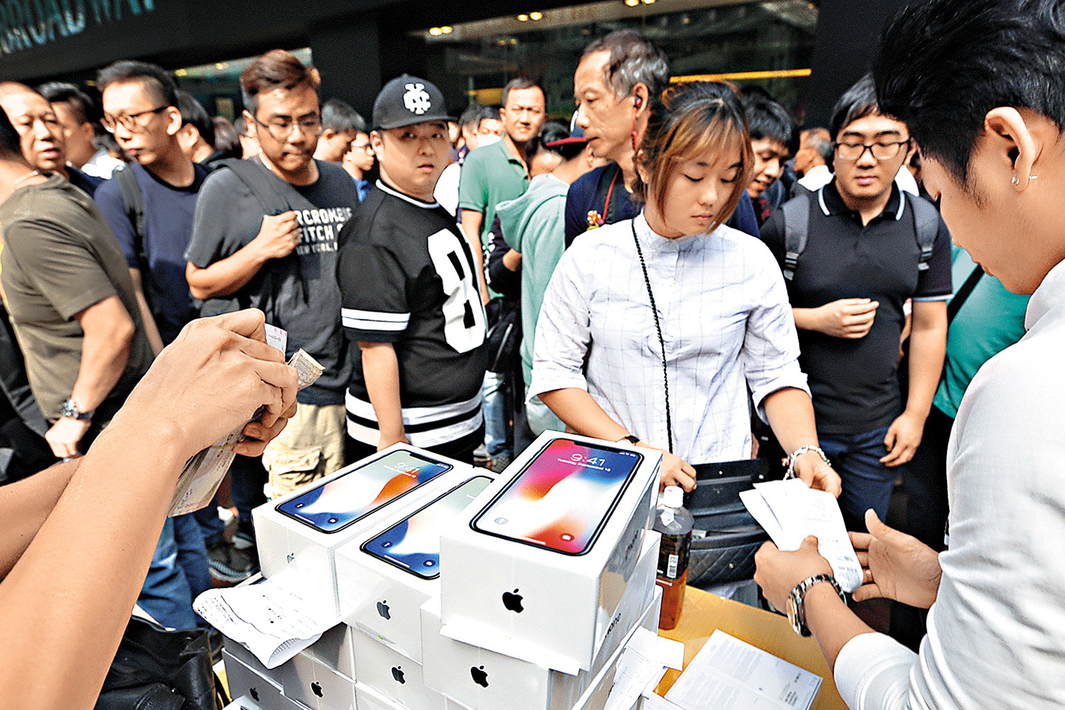 iPhone X開賣 全球人龍再現 在香港，有果迷周五取得iPhone X後，隨即到旺角先達廣場放售。（黃潤根攝）