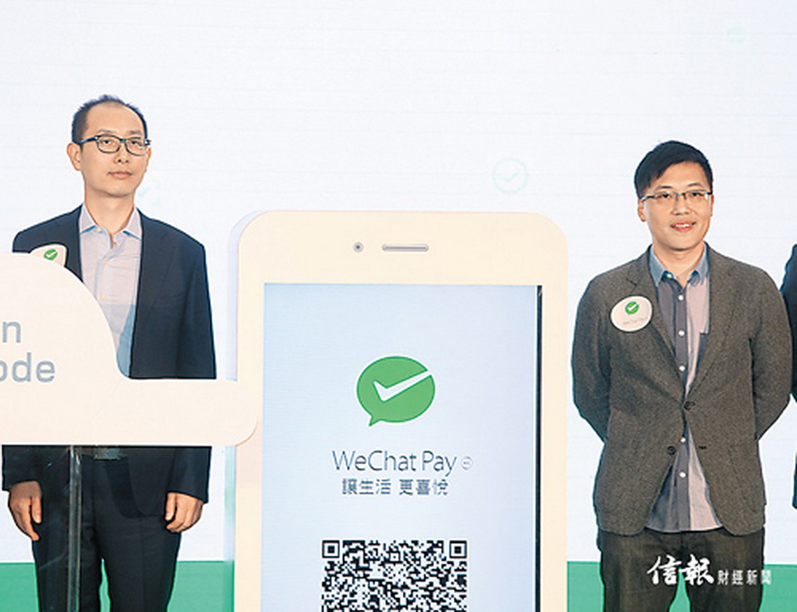 譚樂文（右）指WeChat Pay HK推出QR Code收款功能。（何澤攝）