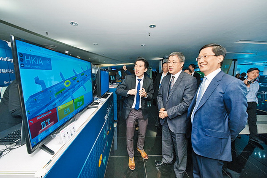 林天福（右一）昨天出席第三屆香港國際機場科技創新研討會暨展覽會；右二為卓永興。（網上圖片）