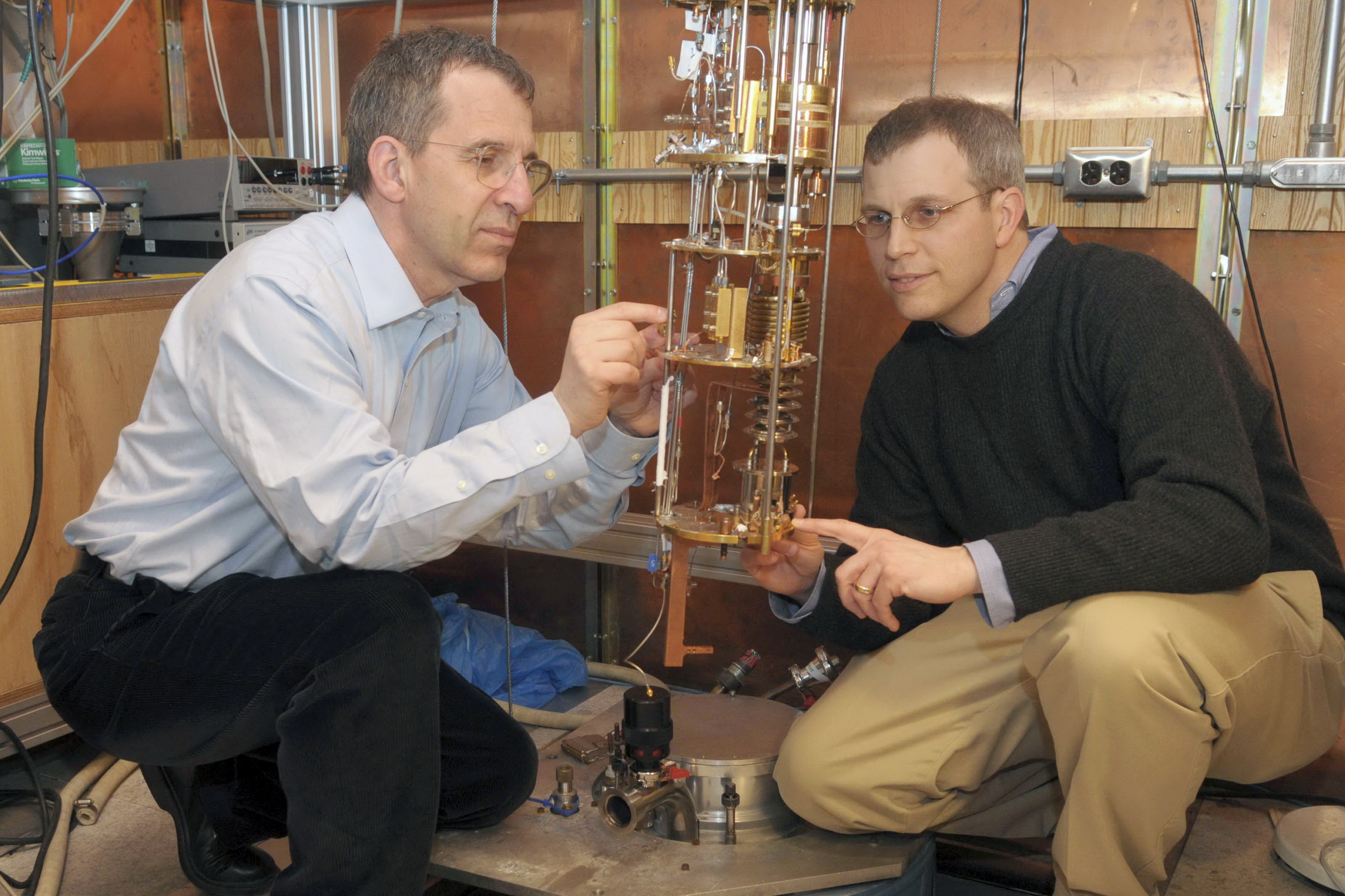 Quantum Circuits 兩位聯合創辦人Michel Devoret（左一）及Robert Schoelkopf，兩人均為美國耶魯大學應用物理系教授。（耶魯大學官方圖片）