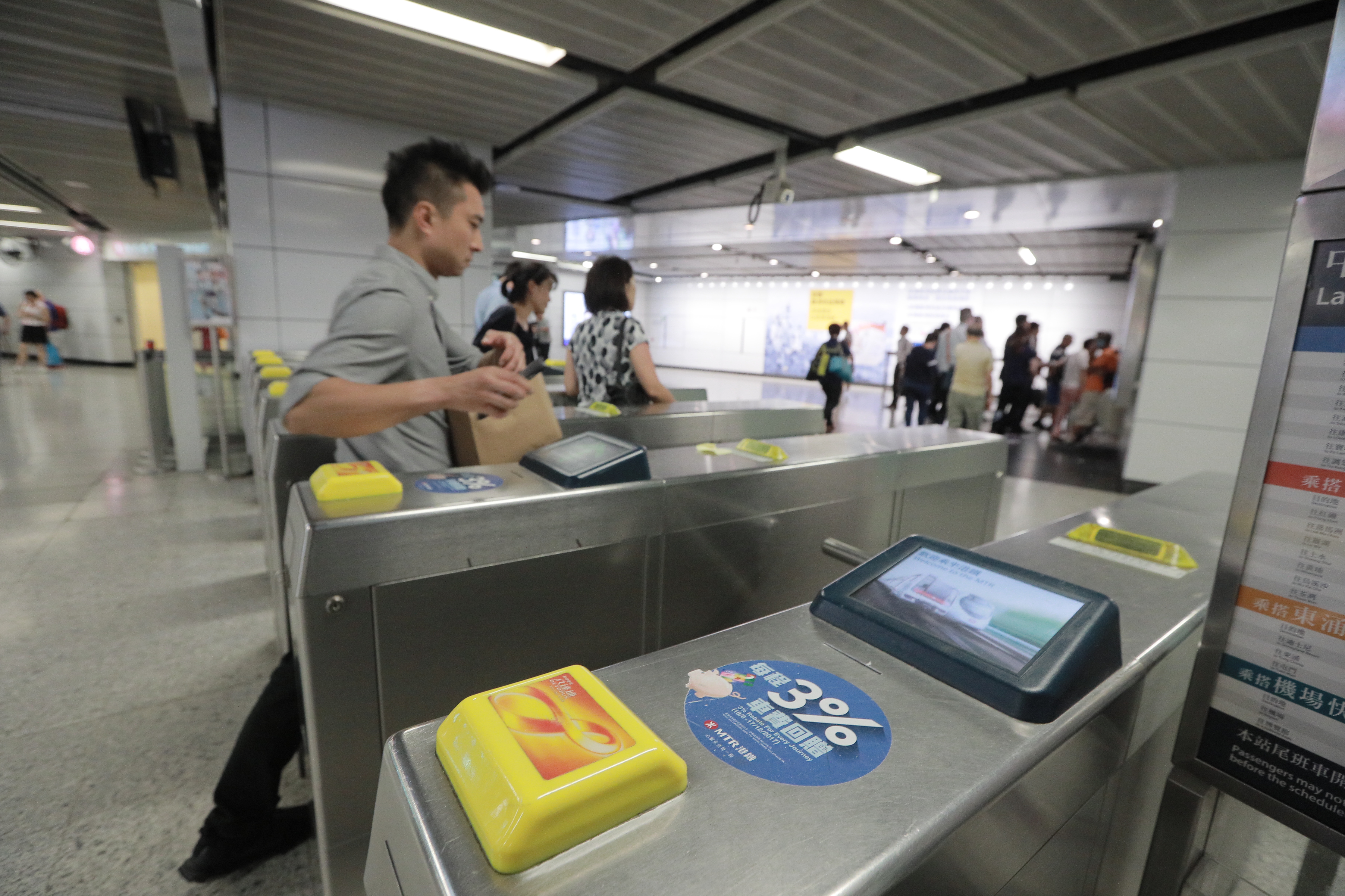 港鐵計劃讓乘客以WeChat Pay HK或微信購買車票，但並非以手機入閘。（黃勁璋攝）