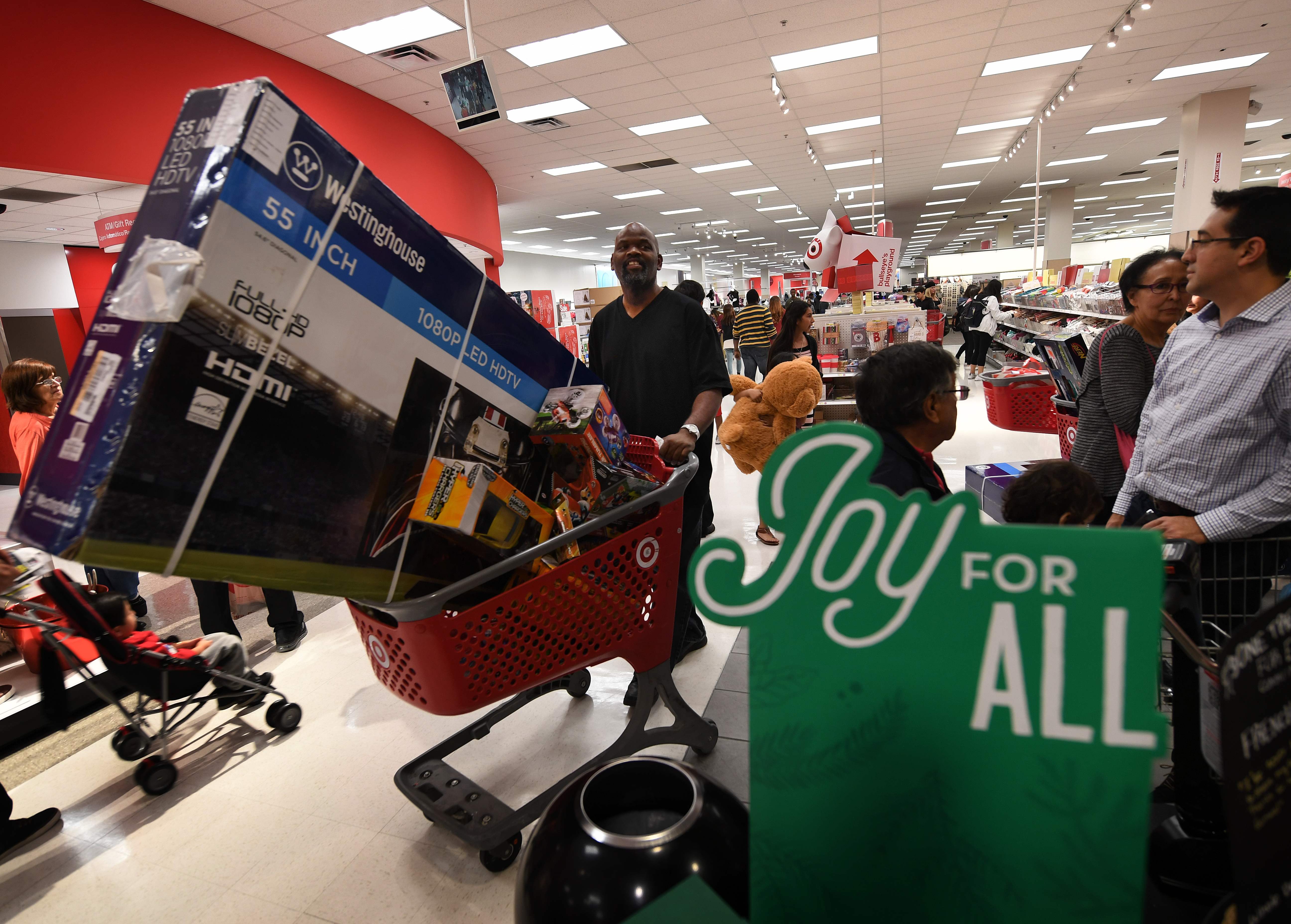 零售研究公司ShopperTrak預期，「黑色星期五」的實體店零售跌幅應該不到1%， 很多人其實仍然喜歡逛商店。(AFP圖片)