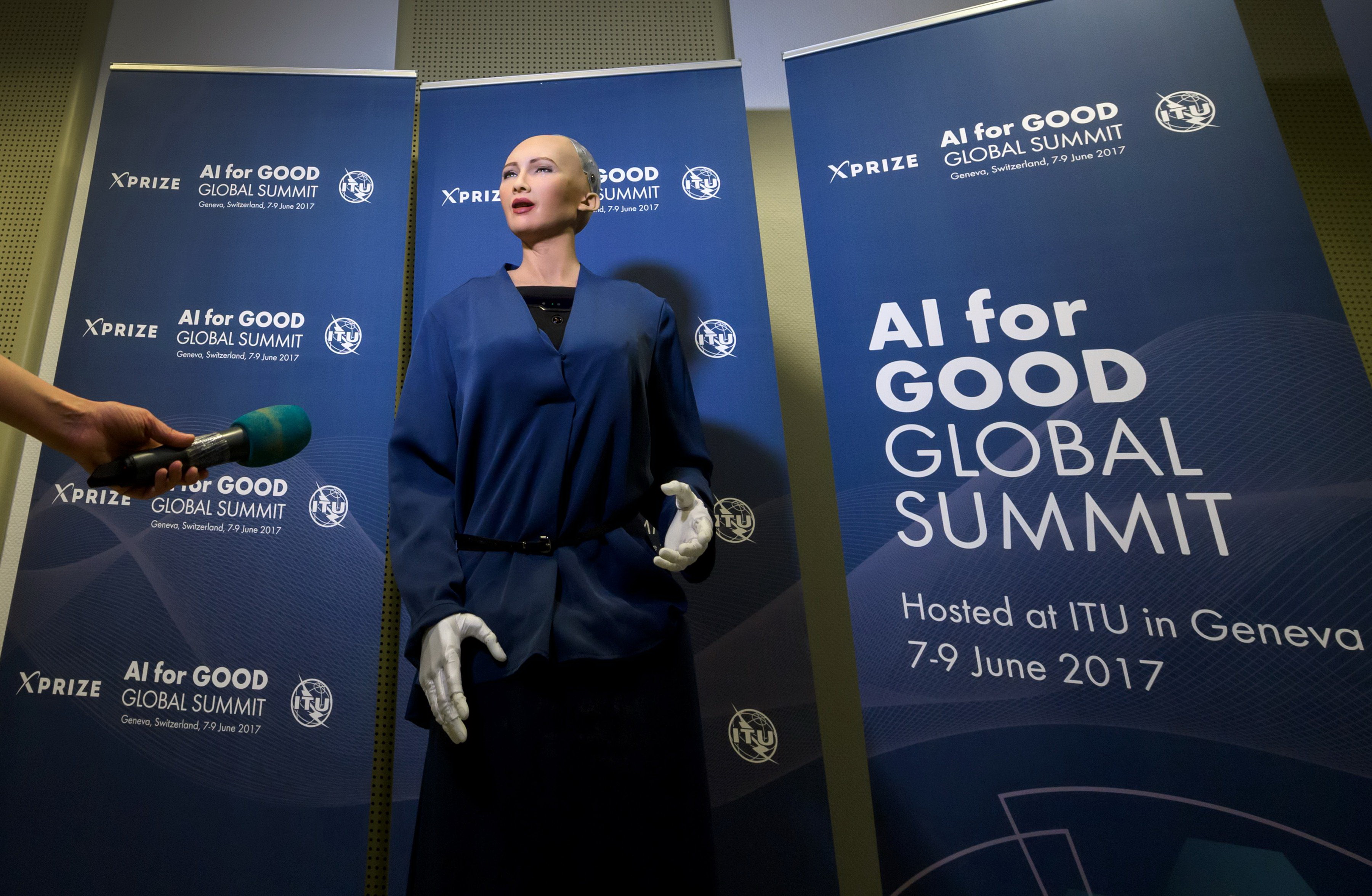 機械人蘇菲亞成為全球首名機械人「公民」。 (AFP圖片)