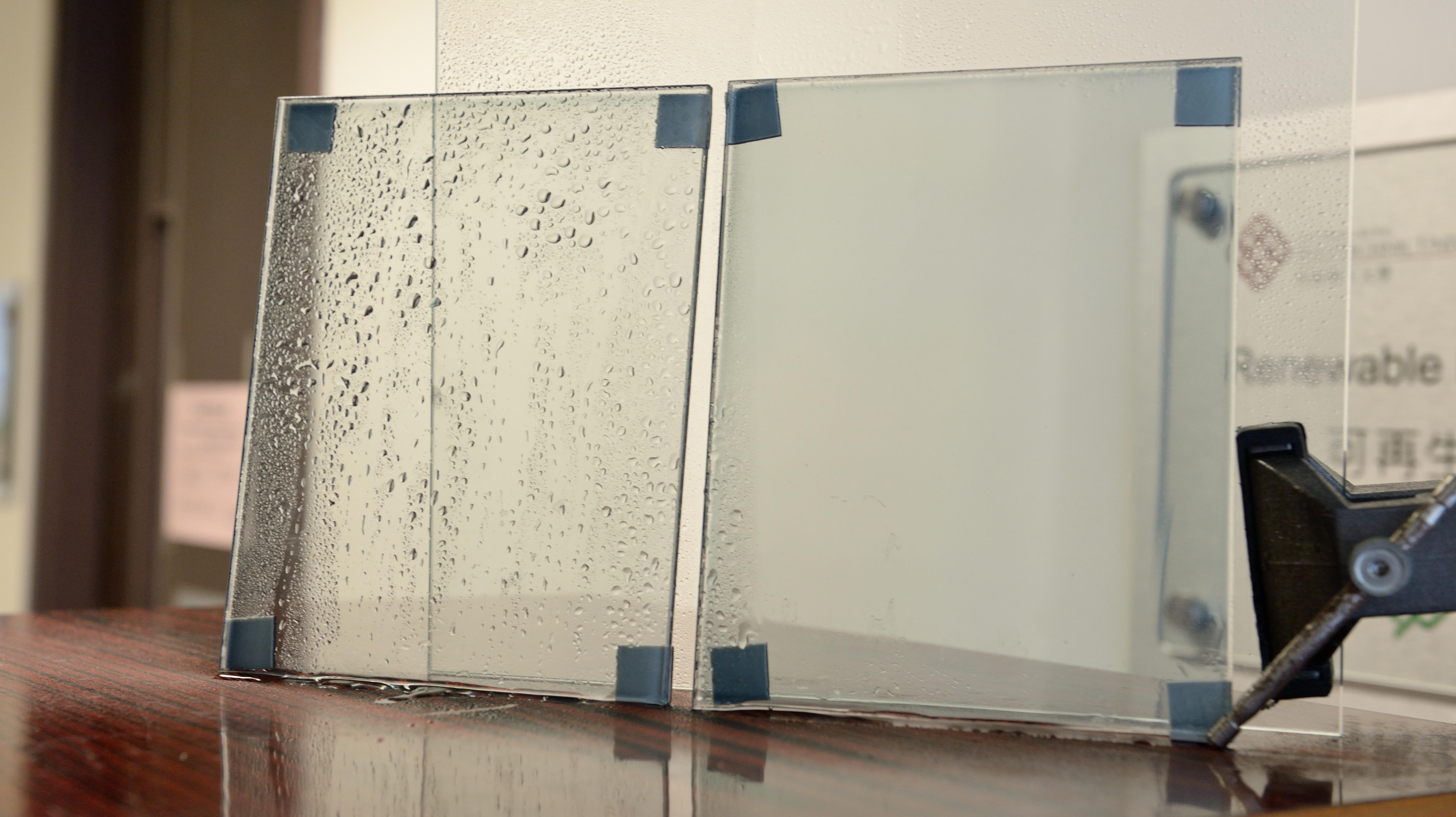 「自隔熱易清潔透明玻璃納米塗層」具有自清潔功能（右邊玻璃使用），有助減少因抹窗發生的墮樓意外。
