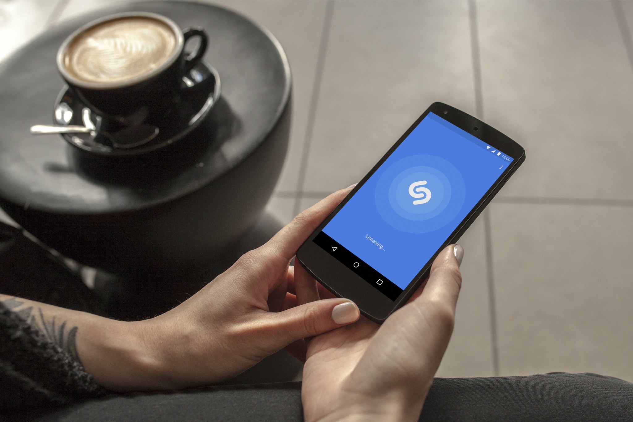 Shazam用戶可打開程式，以手機對準音源，或自行哼出歌曲，程式即會以人工智能偵測。（Shazam官方圖片）