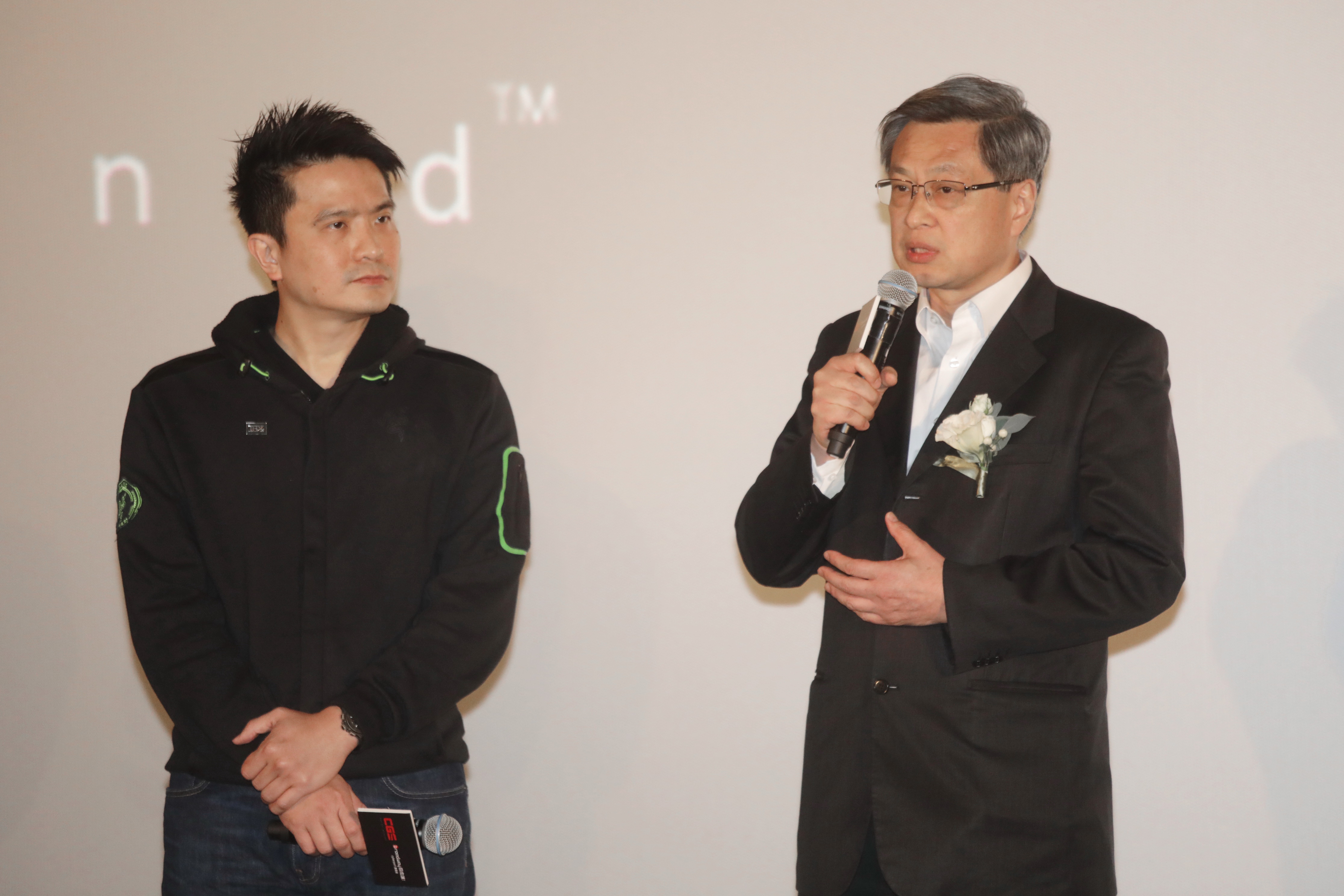 陳民亮（左）希望將雷蛇發展為提供高質素產品的品牌；右為中影數字巨幕董事長林民傑。（何澤攝）