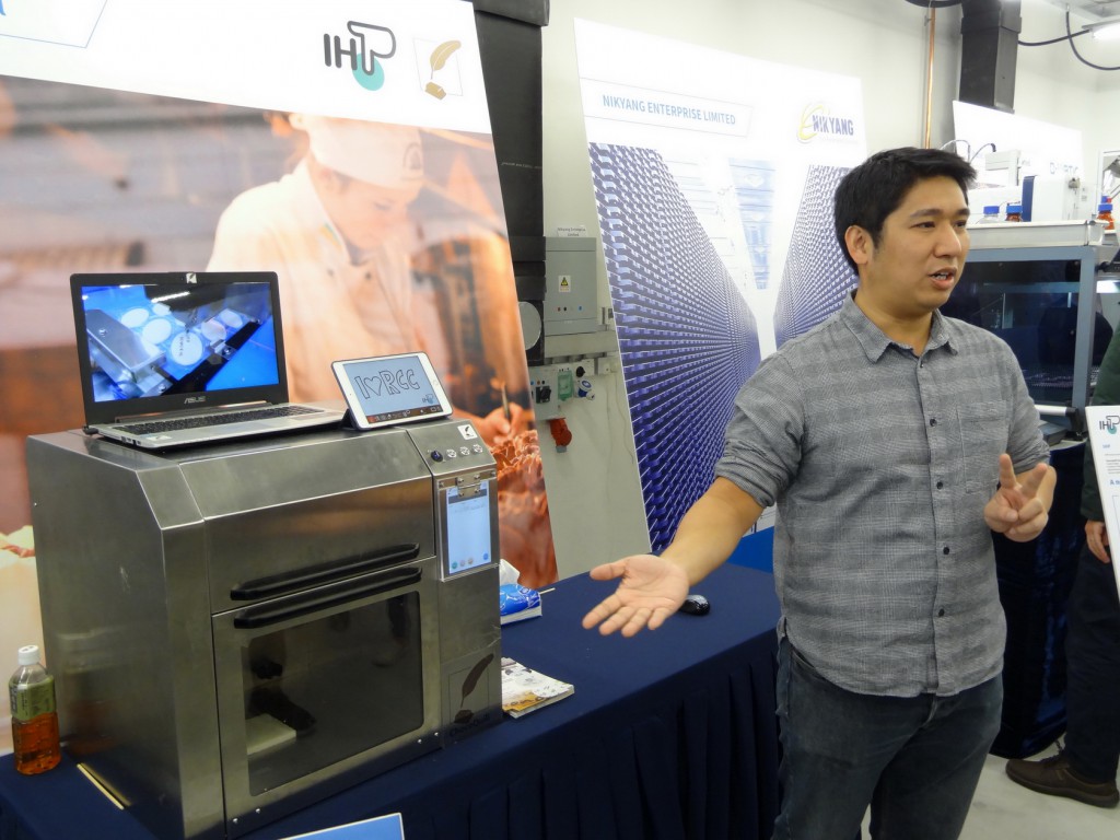 點動科技項目經理顏昭能於現場簡介商業版朱古力打印機的運作。