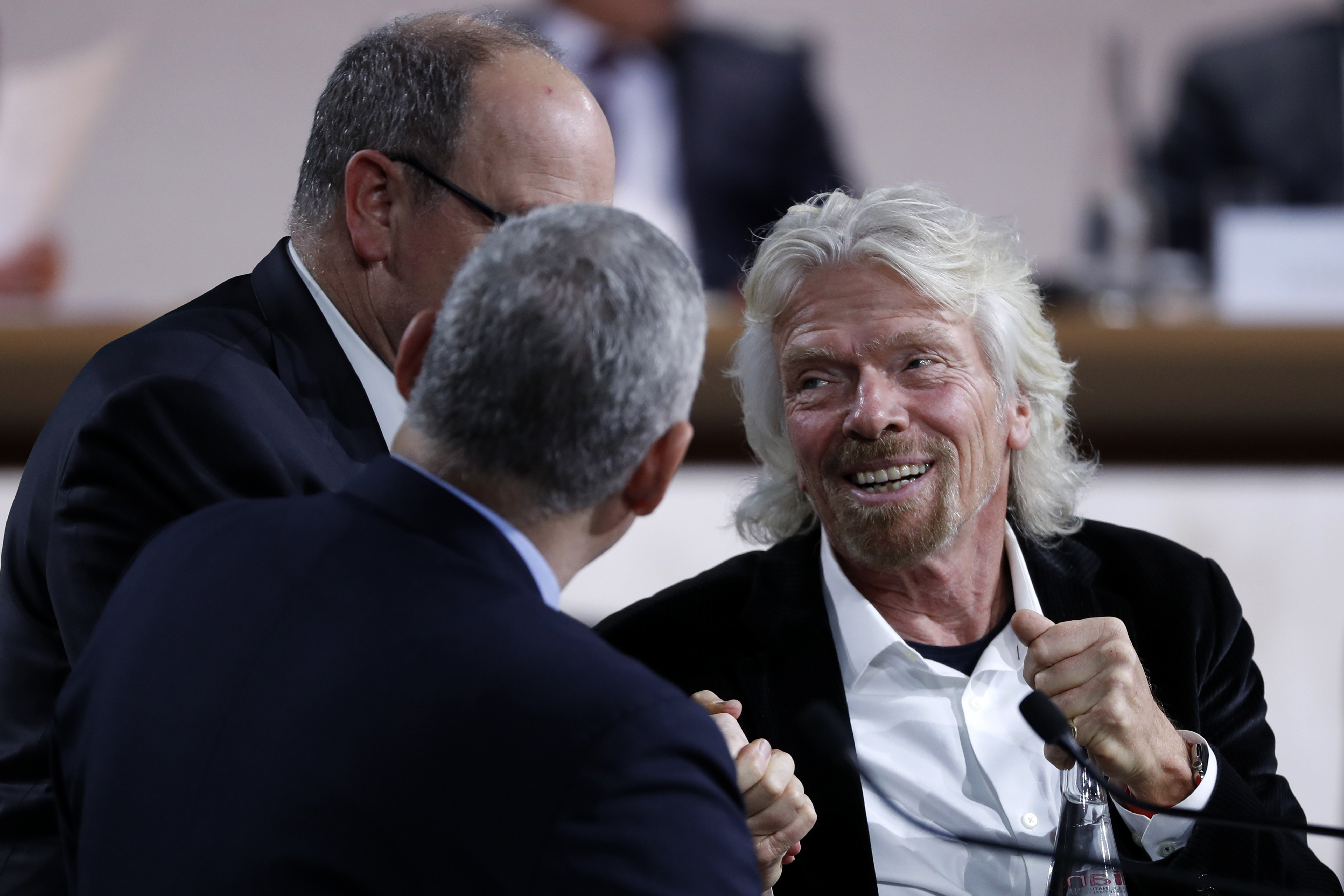 布蘭森（右一）除了投資Virgin Hyperloop One，亦擔任董事局主席一職，以加快超級高鐵的開發。（法新社圖片）