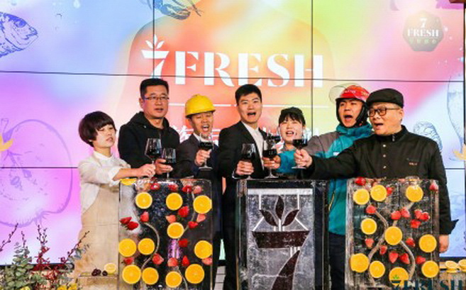 京東宣布進軍生鮮超市領域，昨日在北京開設首家超市「7FRESH」。（京東微博圖片）
