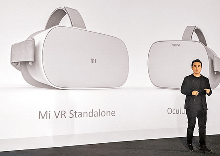 唐沐在發布會上簡介小米VR一體機的規格。（網上圖片）