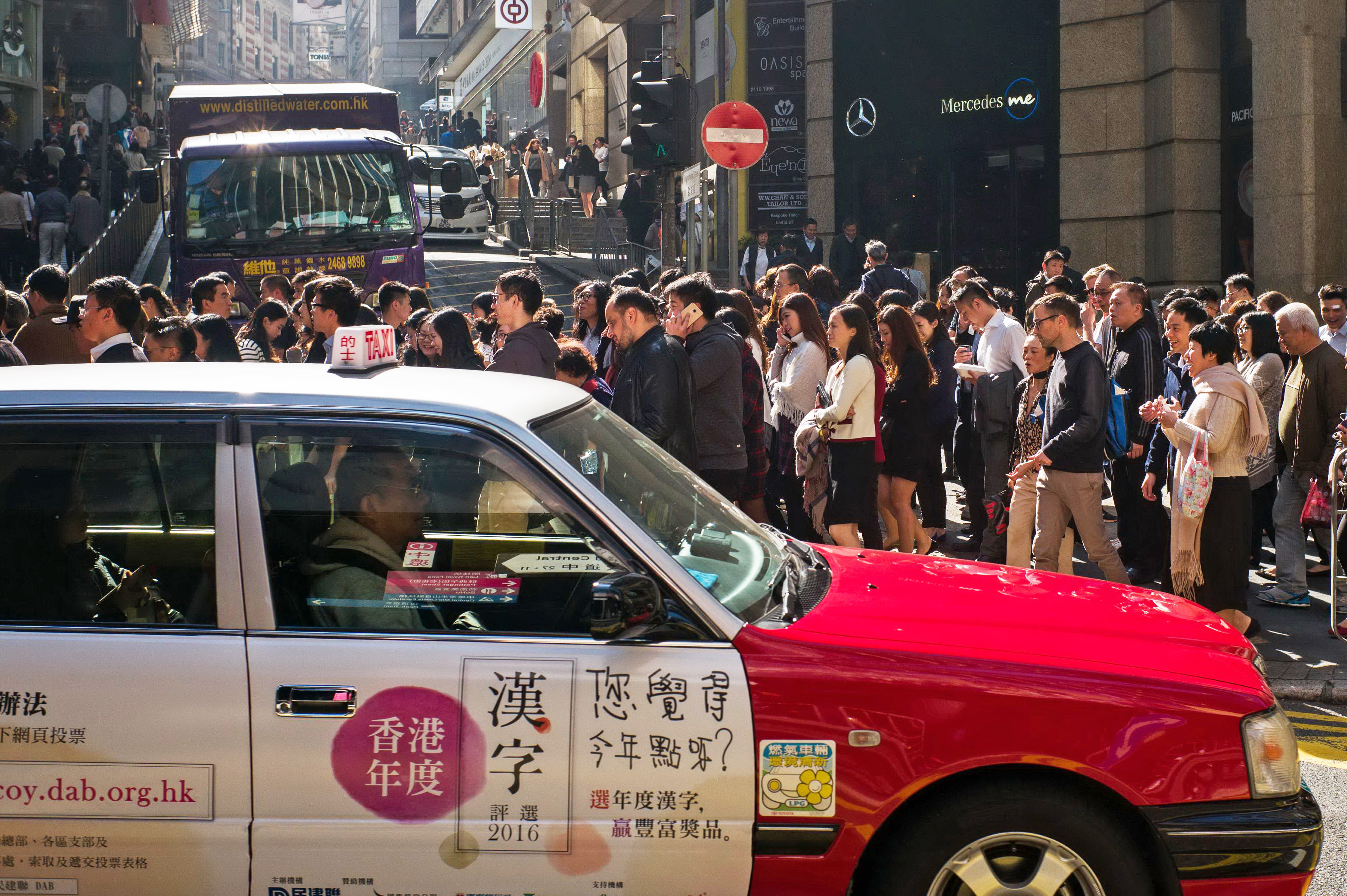 去年發表的《公共交通策略研究》報告披露，本港公共交通繁忙，每天載客約1259萬人次，比例為全球最高。（法新社資料圖片）