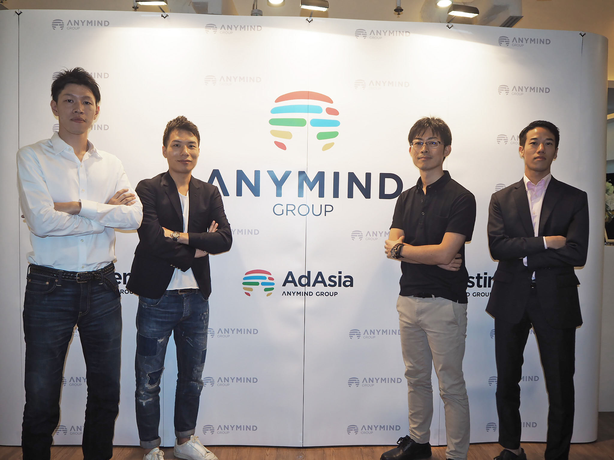 AnyMind兩位創辦人十河宏輔（左二）及小堤音彥（左三），透露有意在明年上市；左四為TalentMind區域總監近藤聖。（羅雅琳攝）