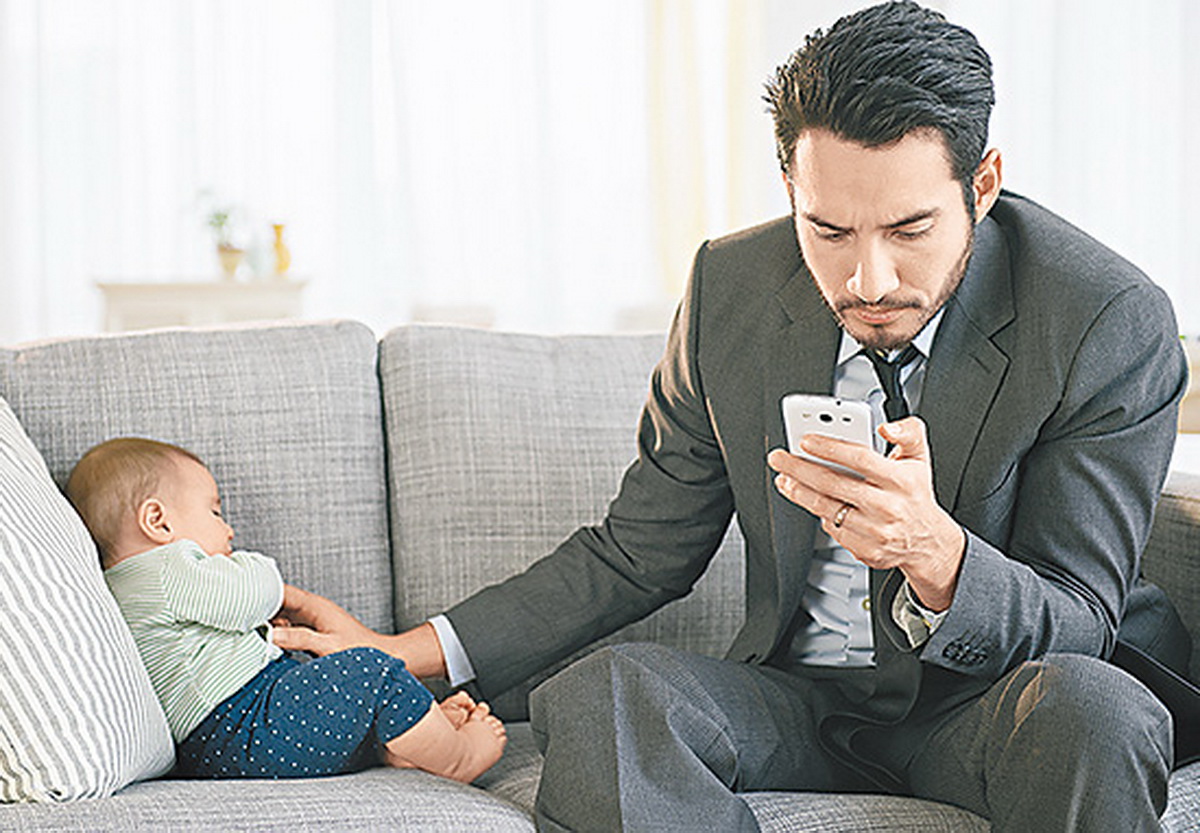 手機令父母，尤其是年輕的父母分心，以致疏忽照顧嬰兒和幼童。