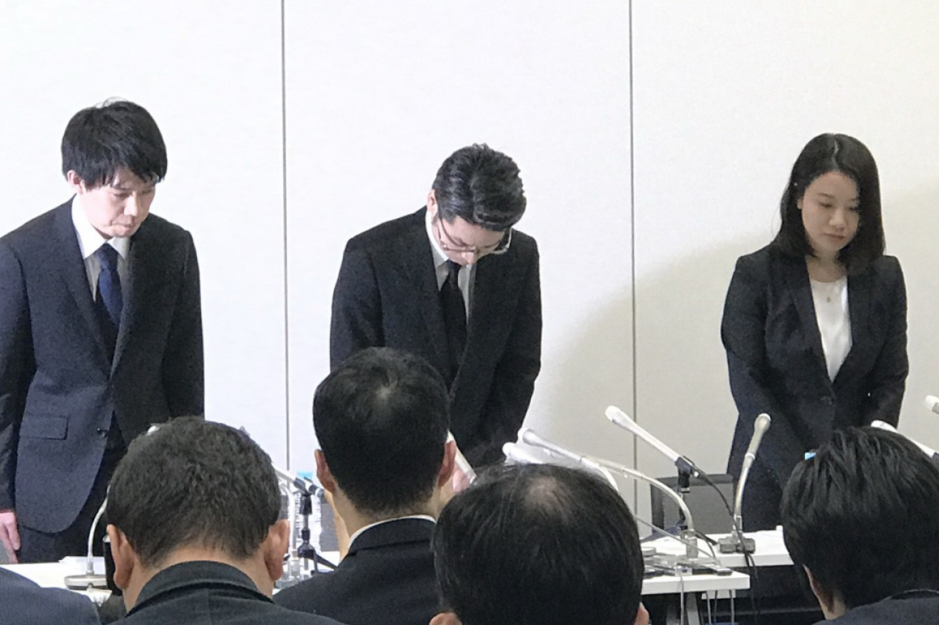 Coincheck社長和田晃一良（左）在記者會上向客戶致歉。
