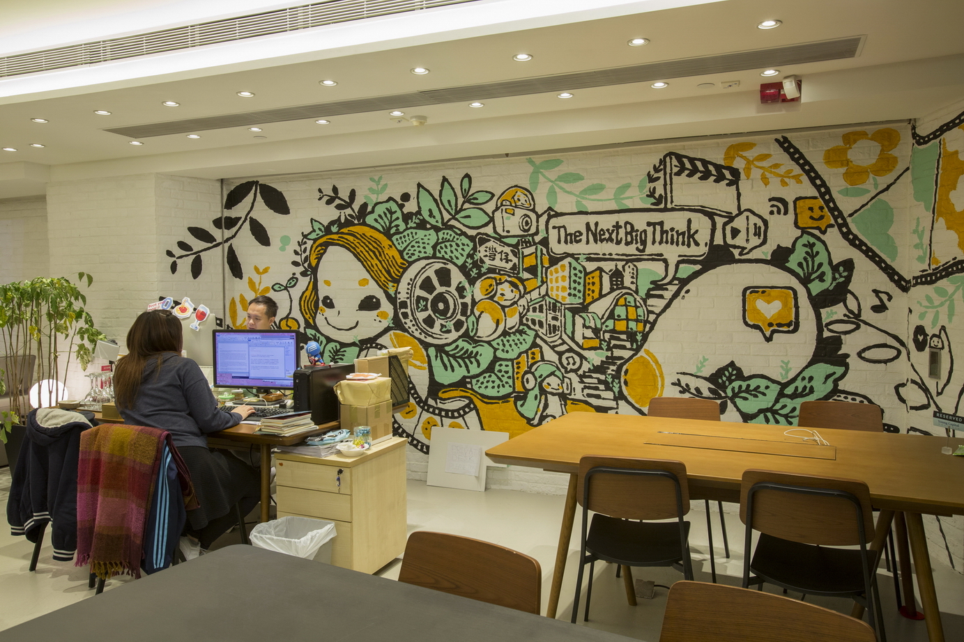 大力支持本地創意產業及文化藝術，邀請熱愛塗鴉、插畫創作的Bao Ho粉飾工作間的一幅牆壁。