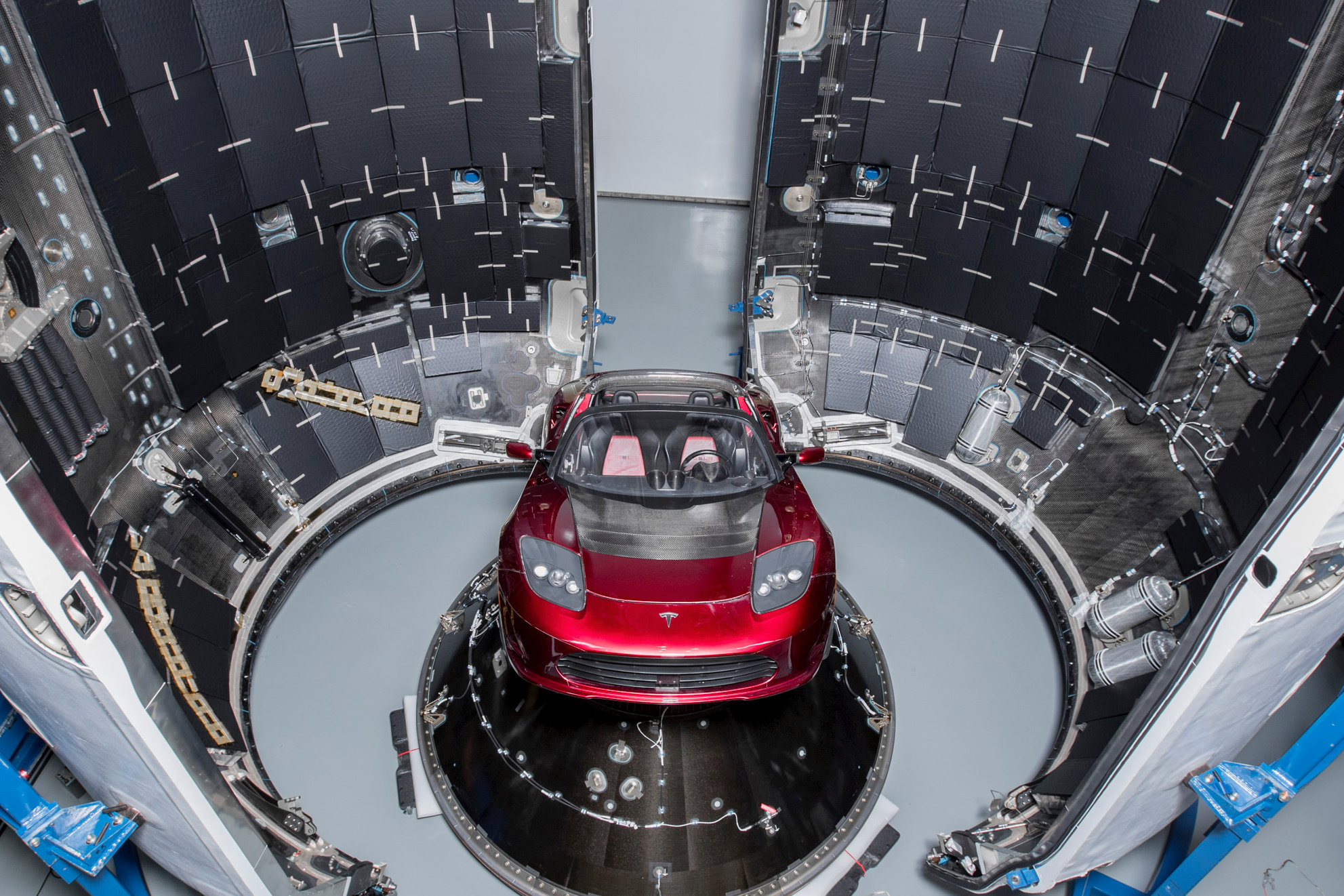 耀眼的Tesla Roadster跑車被送上火星軌道，若一切順利，這輛跑車將在太空漫遊很多年。（路透資料圖片）