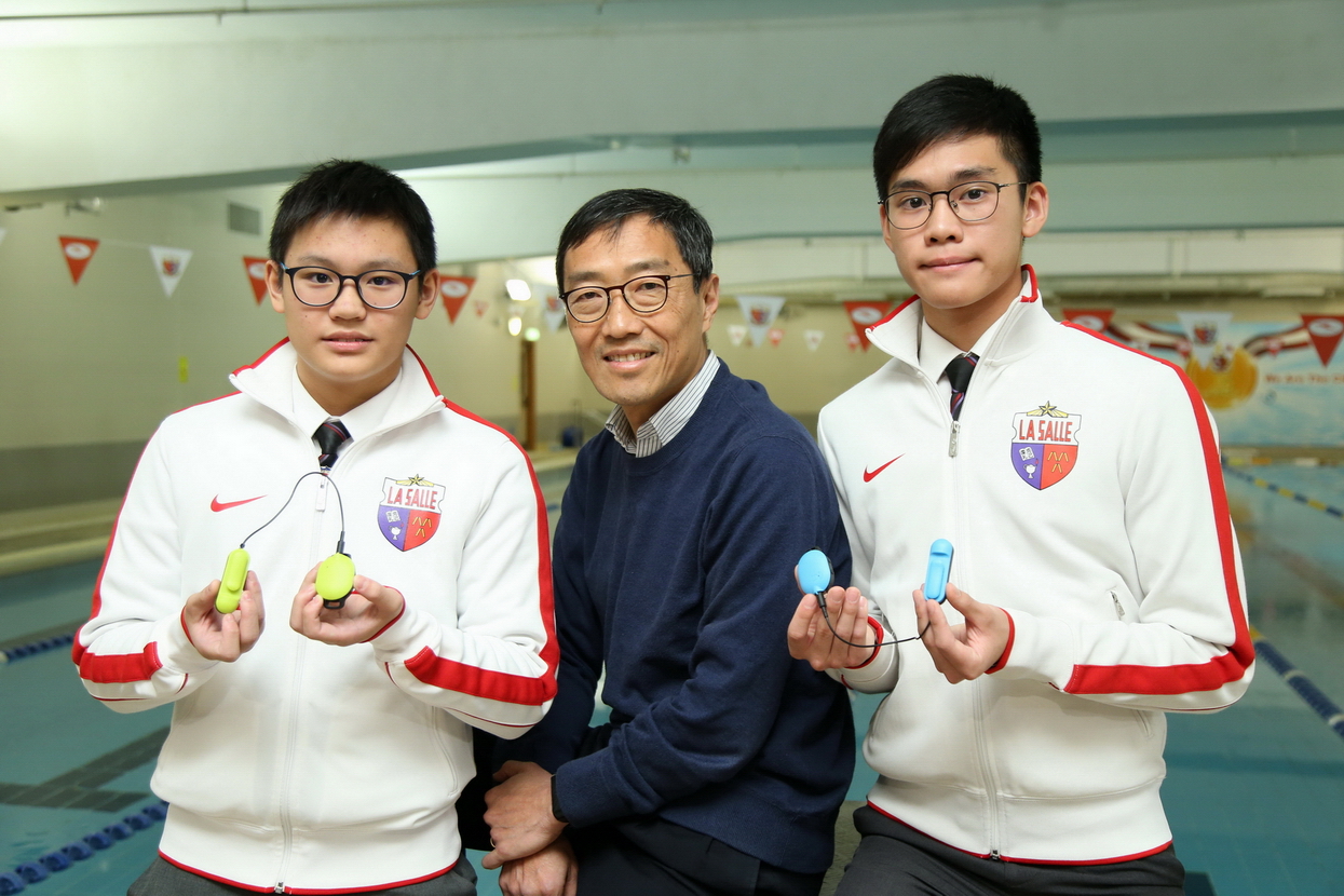 香港科技園公司行政總裁黃克強（中）與兩位試用Marlin的學生交流試用心得。