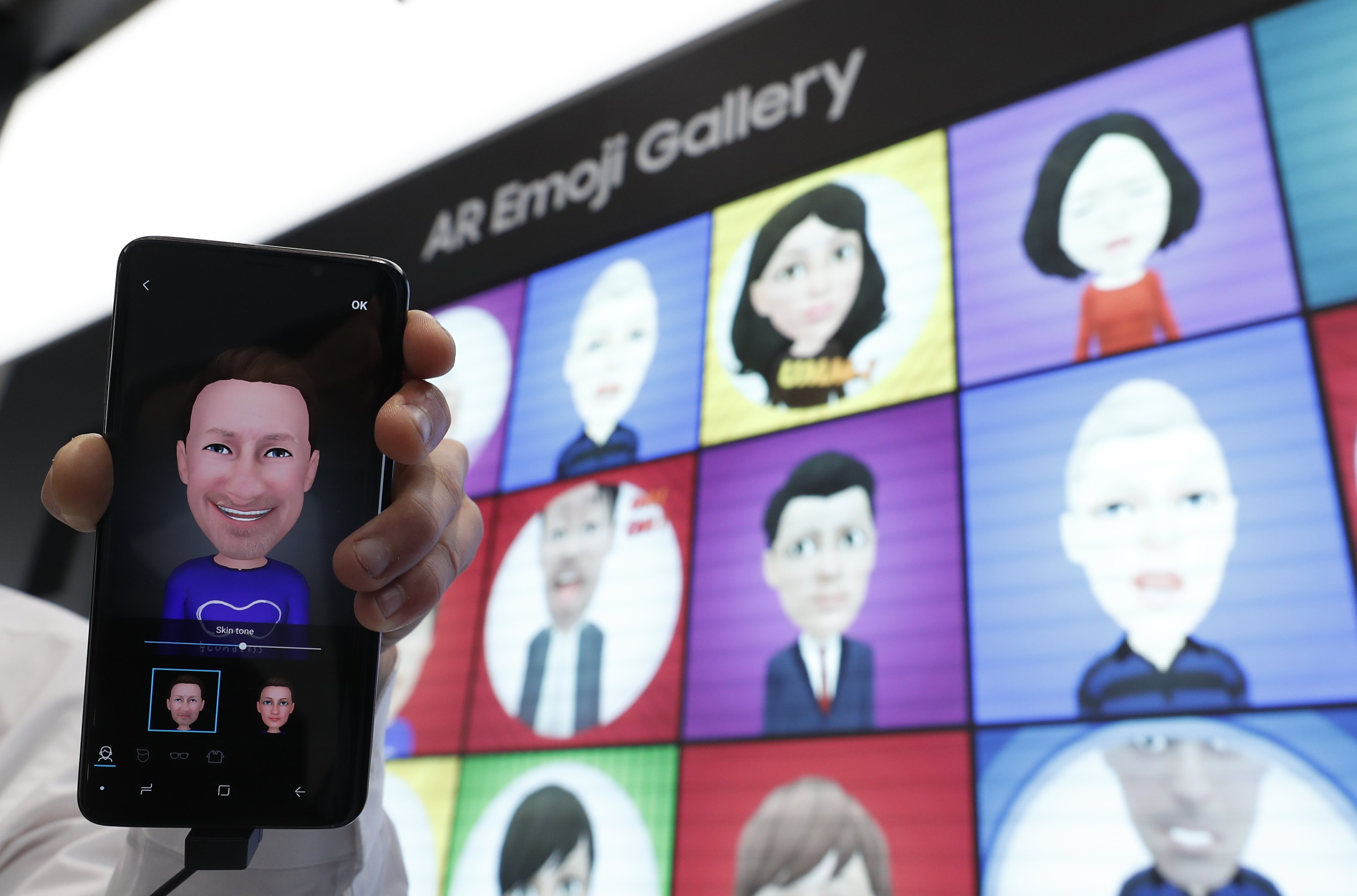 用戶可透過AR Emoji，將 Galaxy S9 自拍照，轉化成動畫卡通公仔。（路透圖片）