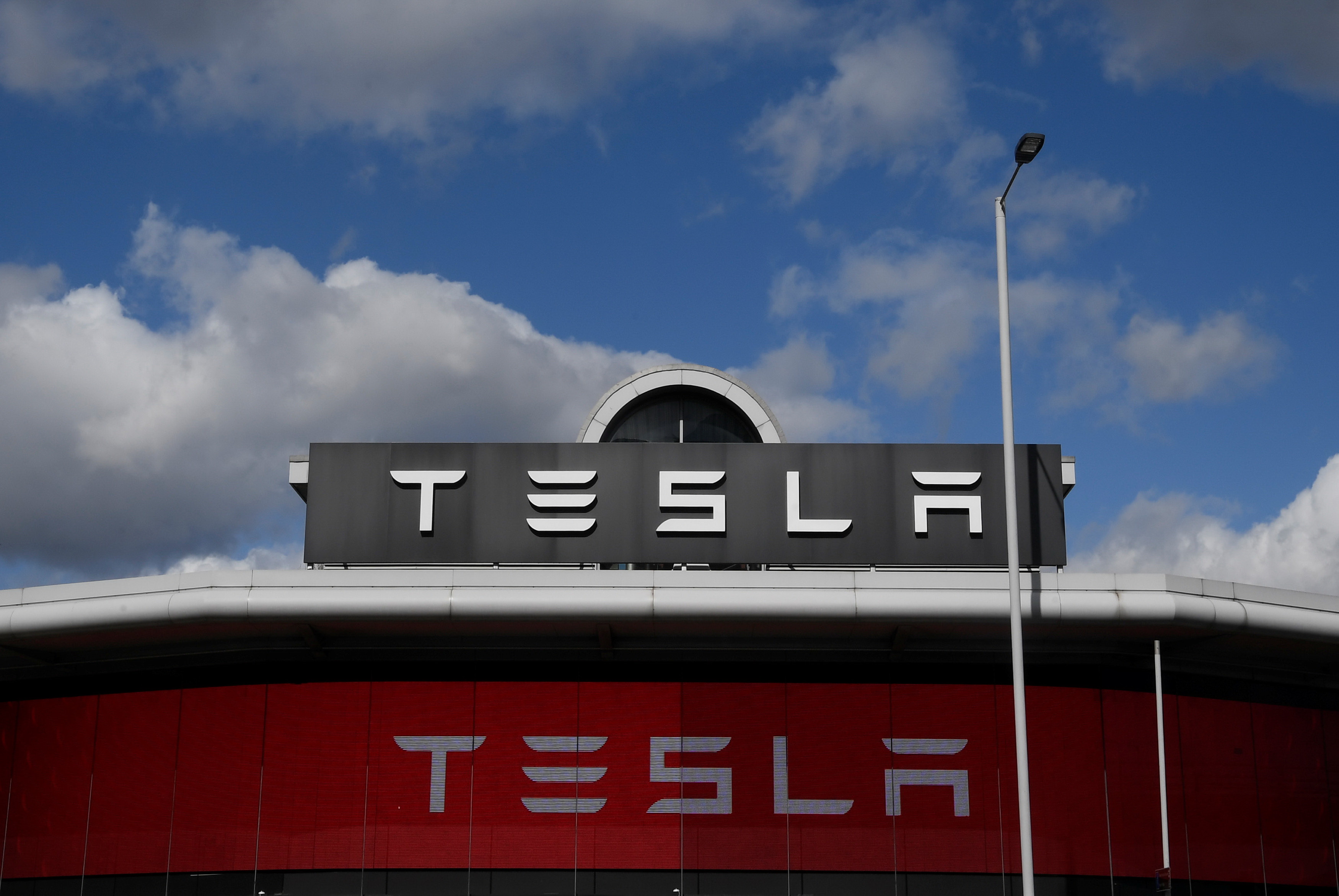 Tesla準備於今年上半年在800間家得寶店內設置專賣點，介紹自家品牌的太陽能產品。(REUTERS圖片)