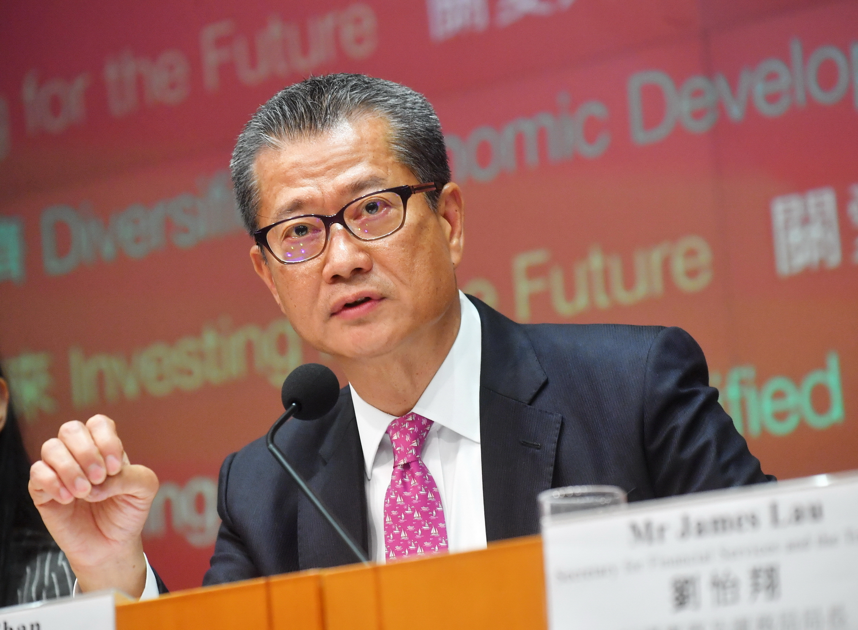 財政司司長陳茂波認為，香港發展創新科技須集中四大範疇，故預留金額較去年的100億元大增4倍。（政府新聞處圖片）