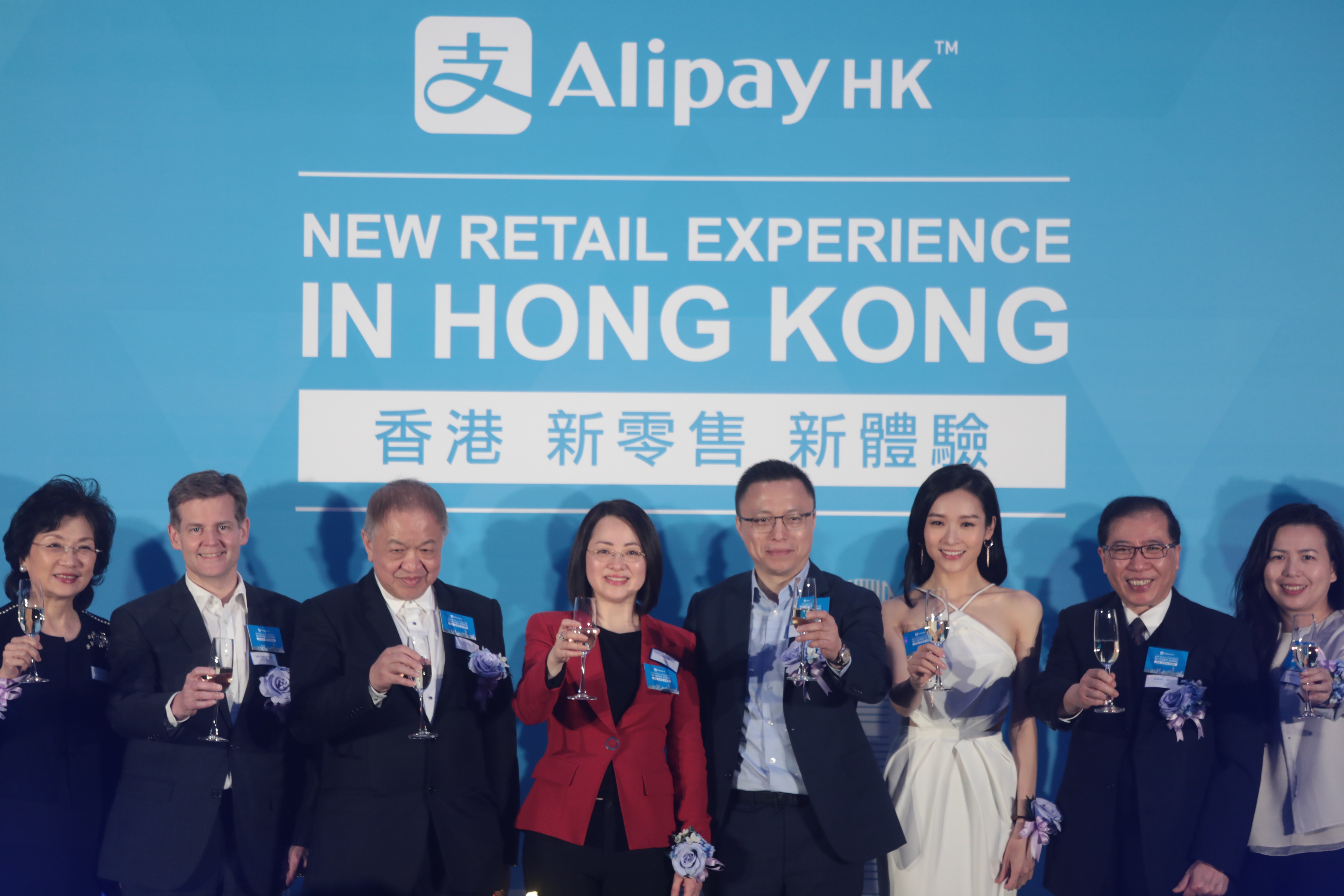 陳婉真（左四）表示，支付寶香港由去年5月至今已累積逾100萬用戶。（何澤攝）