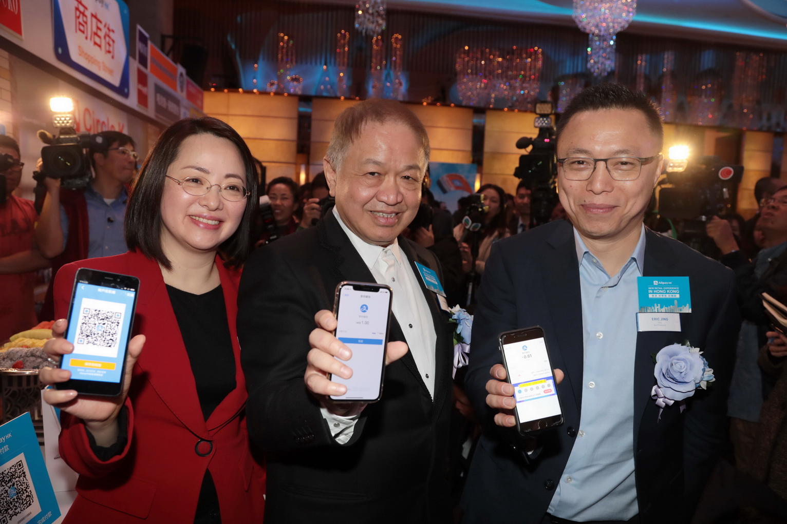 左起：陳婉真、霍建寧及井賢棟昨天齊齊展示手機上的支付寶程式。（何澤攝）