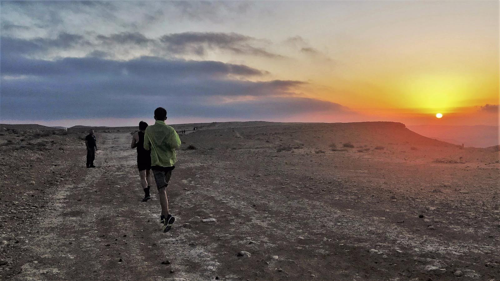 陳岡毅跟一眾學生在以色列沙漠跑了12公里，沒人投訴辛苦，只問：「跑步前有無早餐？」。（被訪者提供圖片）