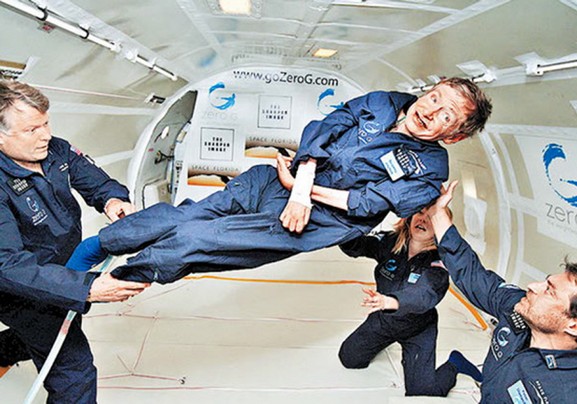 霍金2007年在一架改裝客機上，體驗無重力狀態。（法新社圖片）